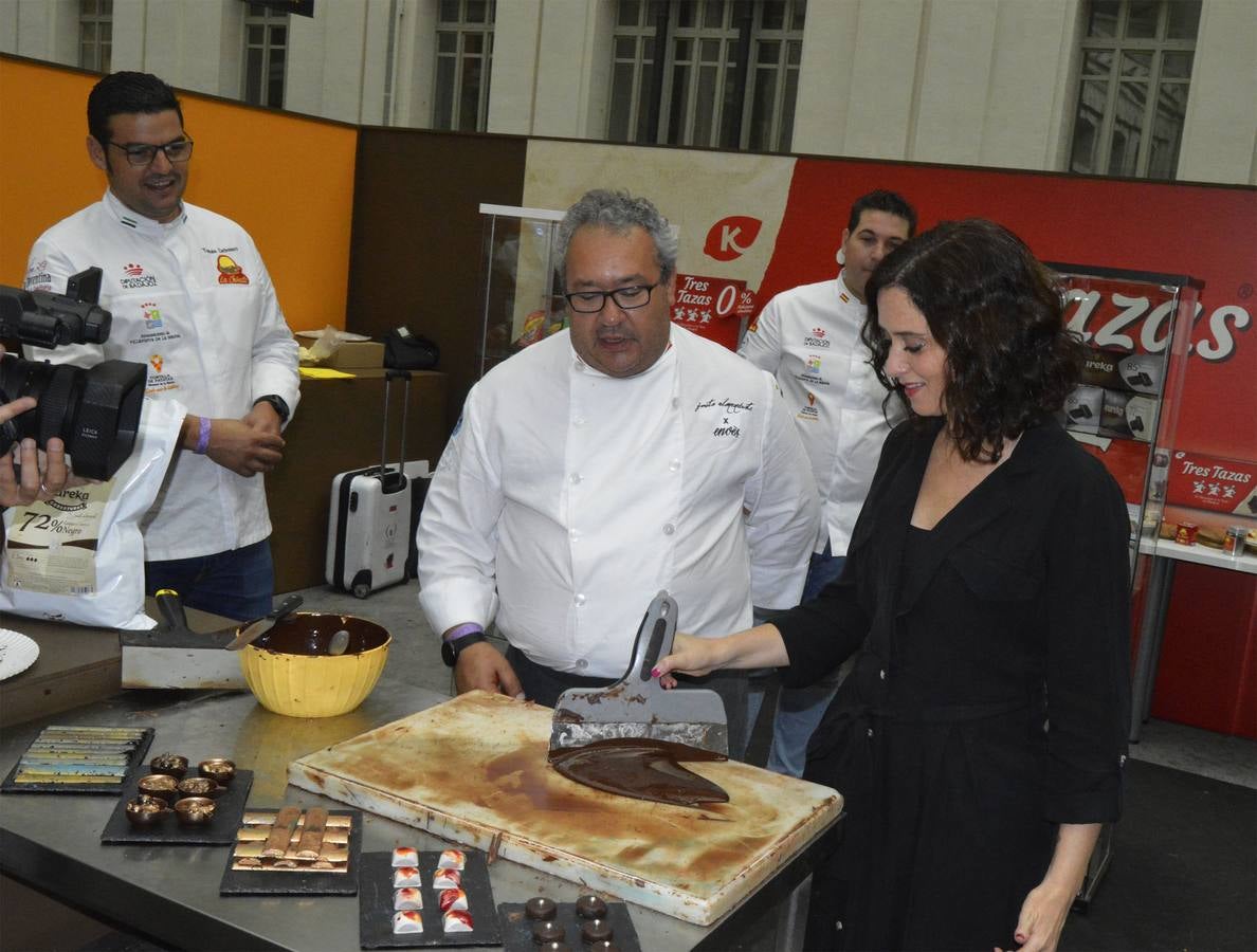 El pastelero villanovense Juan Antonio Parejo y el cocinero jerezano Tomás Carbonero han regresado «con muy buenas sensaciones y mejores expectativas» de la segunda edición del Salón Internacional del Chocolate de Madrid, celebrado el pasado fin de semana en el Palacio de Cibeles de la capital madrileña.