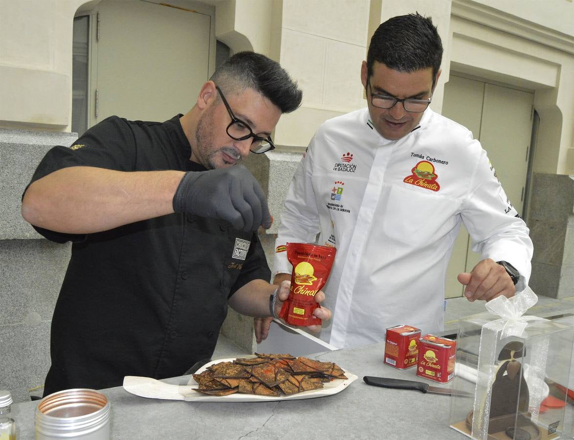 El pastelero villanovense Juan Antonio Parejo y el cocinero jerezano Tomás Carbonero han regresado «con muy buenas sensaciones y mejores expectativas» de la segunda edición del Salón Internacional del Chocolate de Madrid, celebrado el pasado fin de semana en el Palacio de Cibeles de la capital madrileña.