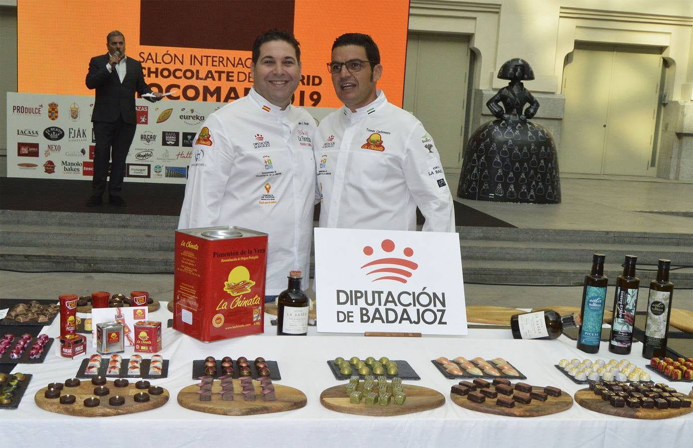 El pastelero villanovense Juan Antonio Parejo y el cocinero jerezano Tomás Carbonero han regresado «con muy buenas sensaciones y mejores expectativas» de la segunda edición del Salón Internacional del Chocolate de Madrid, celebrado el pasado fin de semana en el Palacio de Cibeles de la capital madrileña.