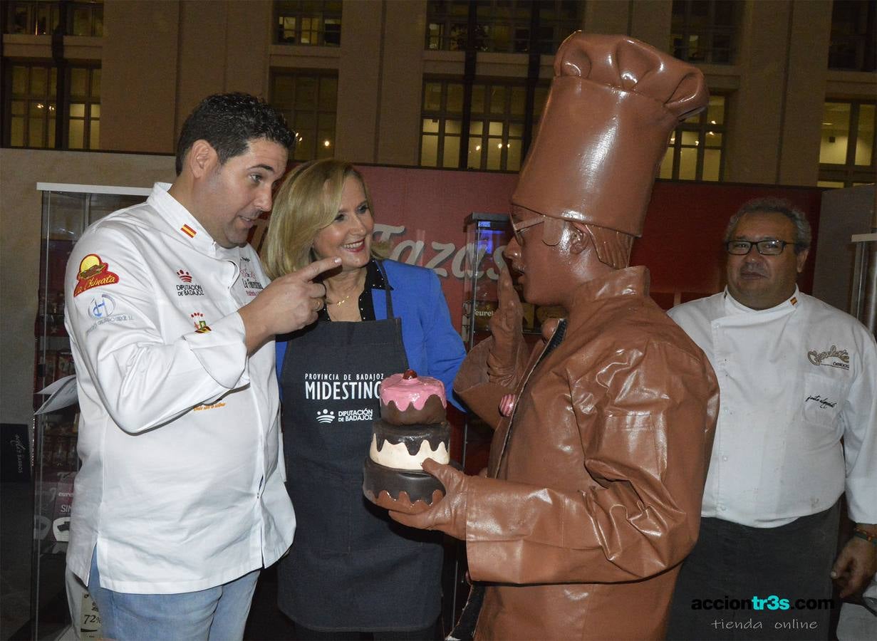 El pastelero villanovense Juan Antonio Parejo y el cocinero jerezano Tomás Carbonero han regresado «con muy buenas sensaciones y mejores expectativas» de la segunda edición del Salón Internacional del Chocolate de Madrid, celebrado el pasado fin de semana en el Palacio de Cibeles de la capital madrileña.