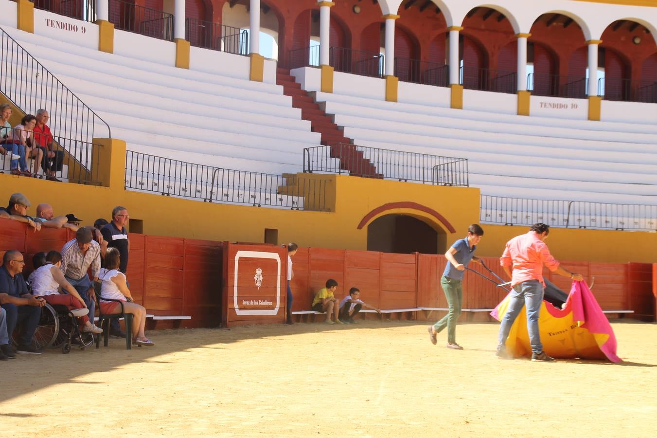 La Asociación cultural tuarina 'Conde de la Corte' de Jerez de los Caballeros ha celebrado este sábado su tradicional comida, una cita abierta a la convivencia entre socios y aficionados, que en esta edición ha servido de marco para rendir un emotivo homenaje a Francisco Gata, miembro de la misma, y como siempre para disfrutar de la cultura del mundo del toro, con una exhibición de toreo de salón por parte de alumnos del Patronato de la Escuela de Tauromaquia de la Diputación de Badajoz.