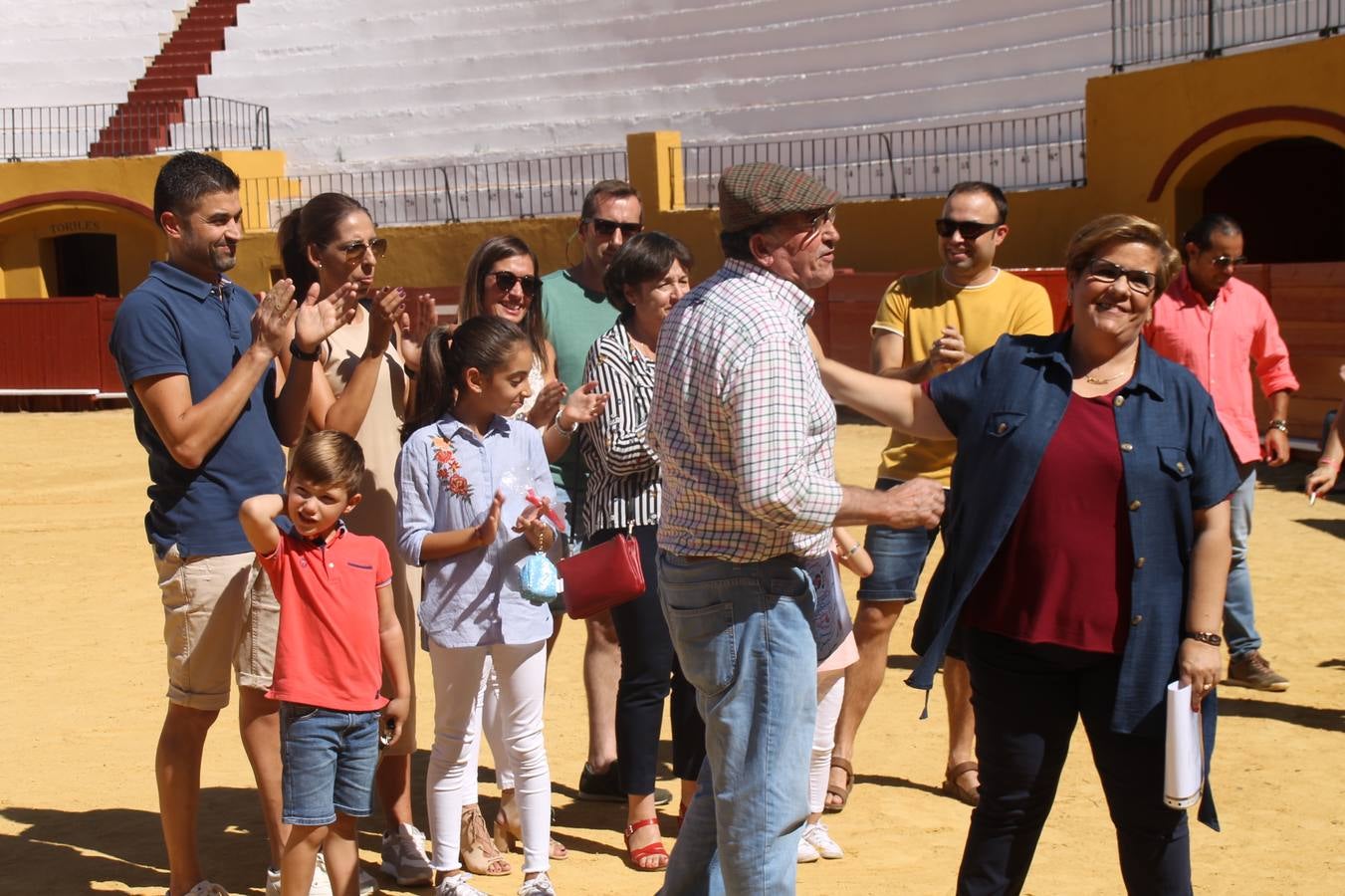 La Asociación cultural tuarina 'Conde de la Corte' de Jerez de los Caballeros ha celebrado este sábado su tradicional comida, una cita abierta a la convivencia entre socios y aficionados, que en esta edición ha servido de marco para rendir un emotivo homenaje a Francisco Gata, miembro de la misma, y como siempre para disfrutar de la cultura del mundo del toro, con una exhibición de toreo de salón por parte de alumnos del Patronato de la Escuela de Tauromaquia de la Diputación de Badajoz.