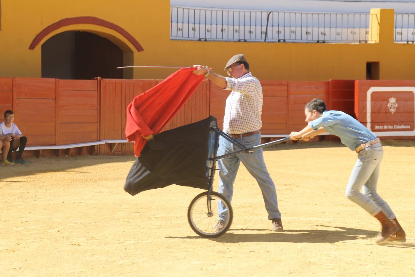 La Asociación cultural tuarina 'Conde de la Corte' de Jerez de los Caballeros ha celebrado este sábado su tradicional comida, una cita abierta a la convivencia entre socios y aficionados, que en esta edición ha servido de marco para rendir un emotivo homenaje a Francisco Gata, miembro de la misma, y como siempre para disfrutar de la cultura del mundo del toro, con una exhibición de toreo de salón por parte de alumnos del Patronato de la Escuela de Tauromaquia de la Diputación de Badajoz.