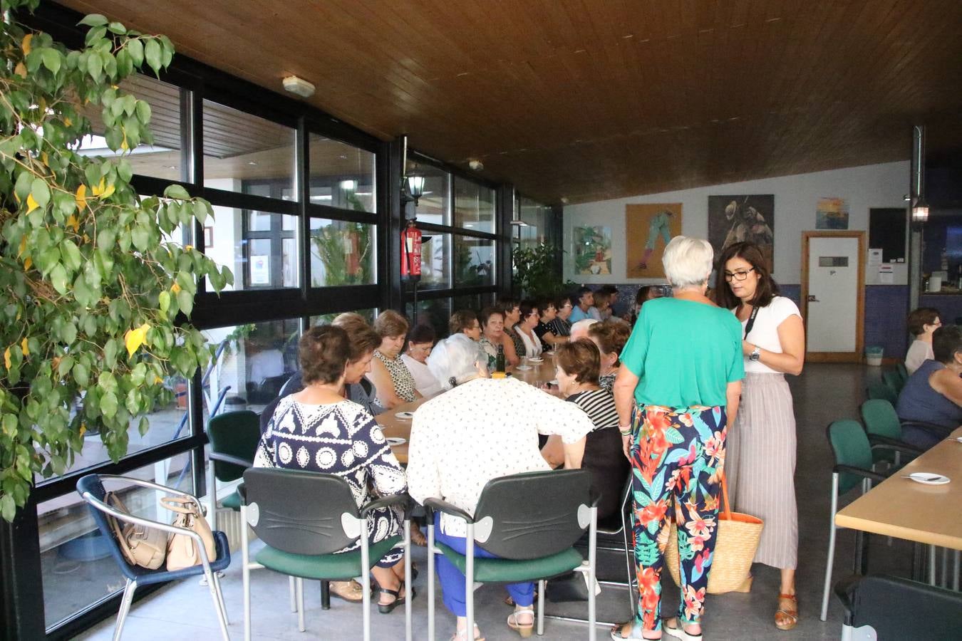 Jerez de los Caballeros celebra la 'Semana del Mayor' con un amplio programa de actividades, organizado por el Ayuntamiento del municipio con la colaboración del Hogar de Mayores 'Mari Sousa', Cruz Roja y Academia de Salvador y Rosa.El Hogar de Mayores 'Mari Sousa' se convertirá, así, en escenario de talleres, charlas, actividades lúdicas y para la salud. Las citadas actividades han dado comienzo, esta mañana, con la celebración de un desayuno saludable.