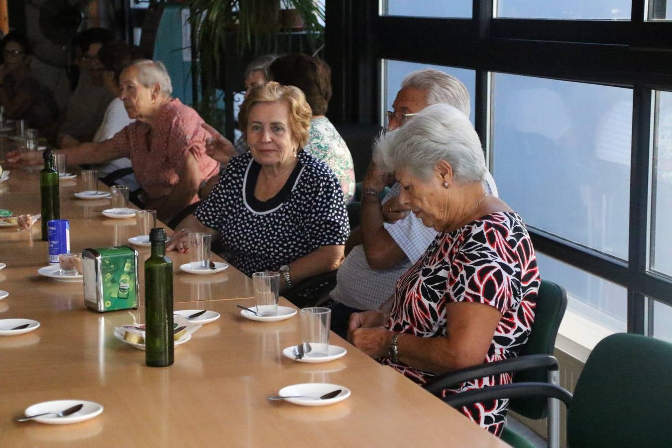 Jerez de los Caballeros celebra la 'Semana del Mayor' con un amplio programa de actividades, organizado por el Ayuntamiento del municipio con la colaboración del Hogar de Mayores 'Mari Sousa', Cruz Roja y Academia de Salvador y Rosa.El Hogar de Mayores 'Mari Sousa' se convertirá, así, en escenario de talleres, charlas, actividades lúdicas y para la salud. Las citadas actividades han dado comienzo, esta mañana, con la celebración de un desayuno saludable.