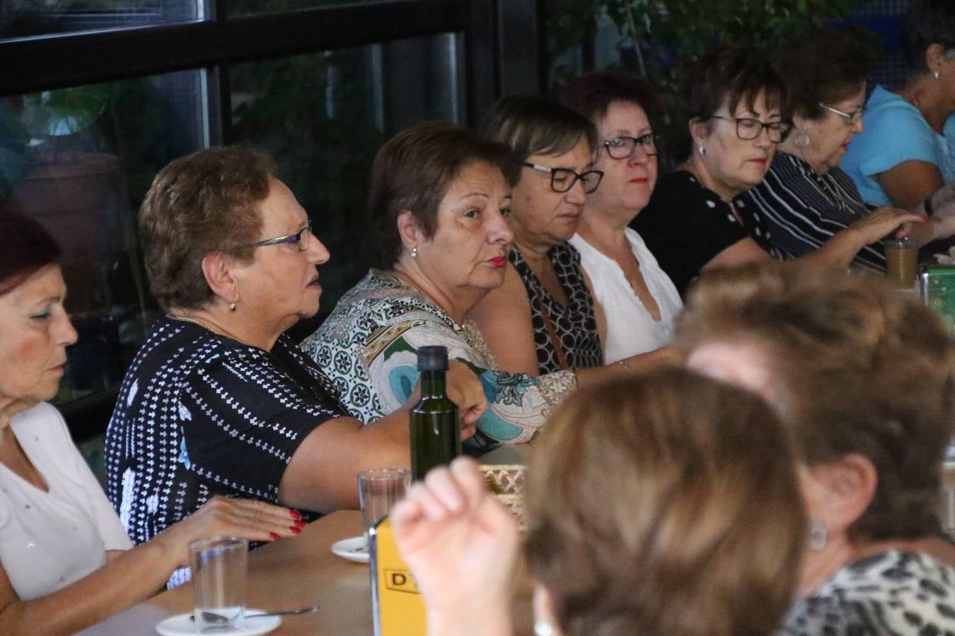 Jerez de los Caballeros celebra la 'Semana del Mayor' con un amplio programa de actividades, organizado por el Ayuntamiento del municipio con la colaboración del Hogar de Mayores 'Mari Sousa', Cruz Roja y Academia de Salvador y Rosa.El Hogar de Mayores 'Mari Sousa' se convertirá, así, en escenario de talleres, charlas, actividades lúdicas y para la salud. Las citadas actividades han dado comienzo, esta mañana, con la celebración de un desayuno saludable.