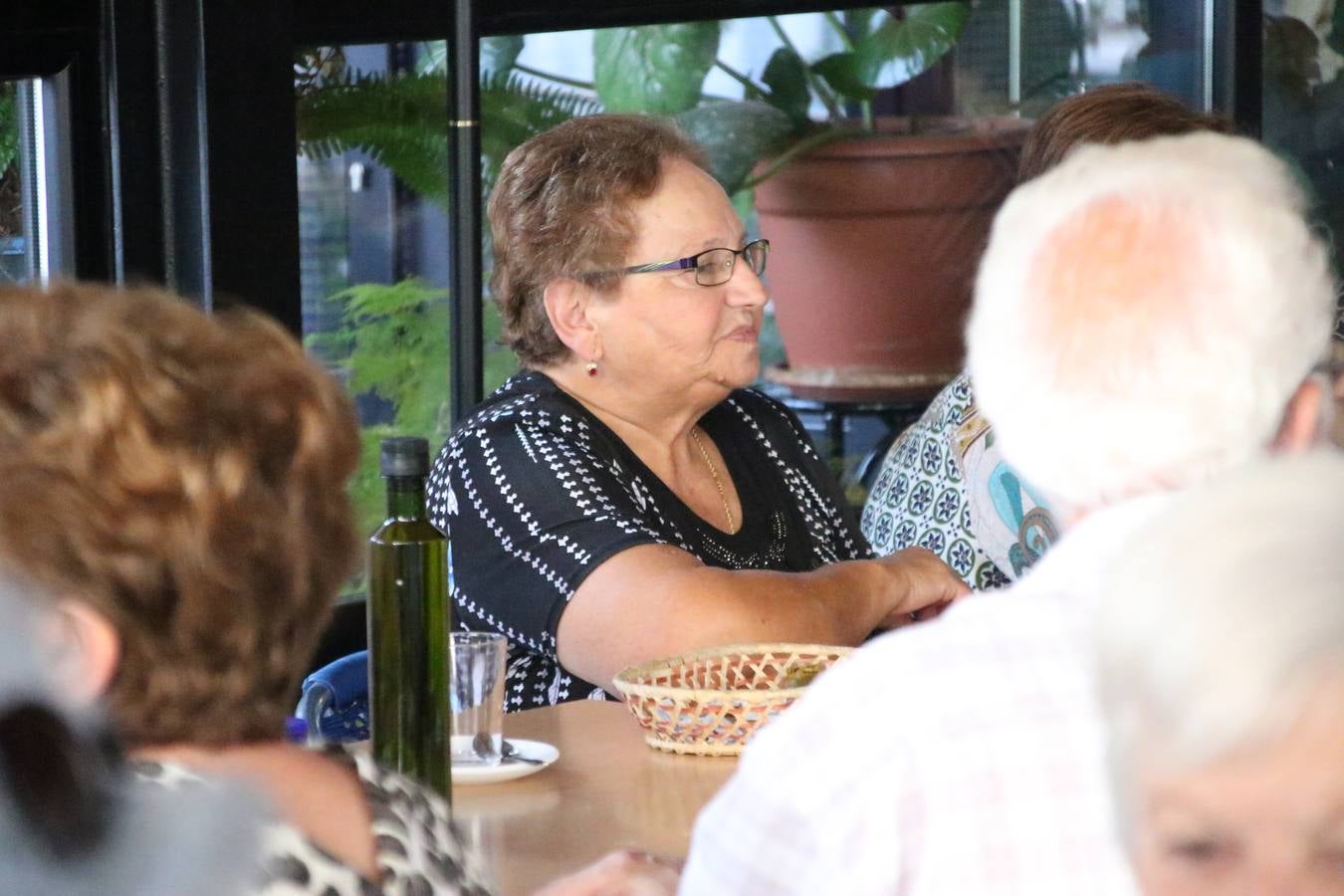 Jerez de los Caballeros celebra la 'Semana del Mayor' con un amplio programa de actividades, organizado por el Ayuntamiento del municipio con la colaboración del Hogar de Mayores 'Mari Sousa', Cruz Roja y Academia de Salvador y Rosa.El Hogar de Mayores 'Mari Sousa' se convertirá, así, en escenario de talleres, charlas, actividades lúdicas y para la salud. Las citadas actividades han dado comienzo, esta mañana, con la celebración de un desayuno saludable.