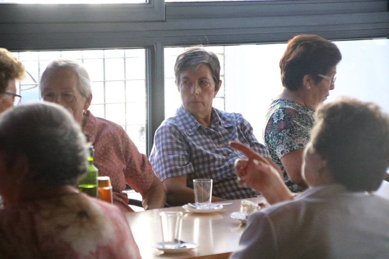 Jerez de los Caballeros celebra la 'Semana del Mayor' con un amplio programa de actividades, organizado por el Ayuntamiento del municipio con la colaboración del Hogar de Mayores 'Mari Sousa', Cruz Roja y Academia de Salvador y Rosa.El Hogar de Mayores 'Mari Sousa' se convertirá, así, en escenario de talleres, charlas, actividades lúdicas y para la salud. Las citadas actividades han dado comienzo, esta mañana, con la celebración de un desayuno saludable.