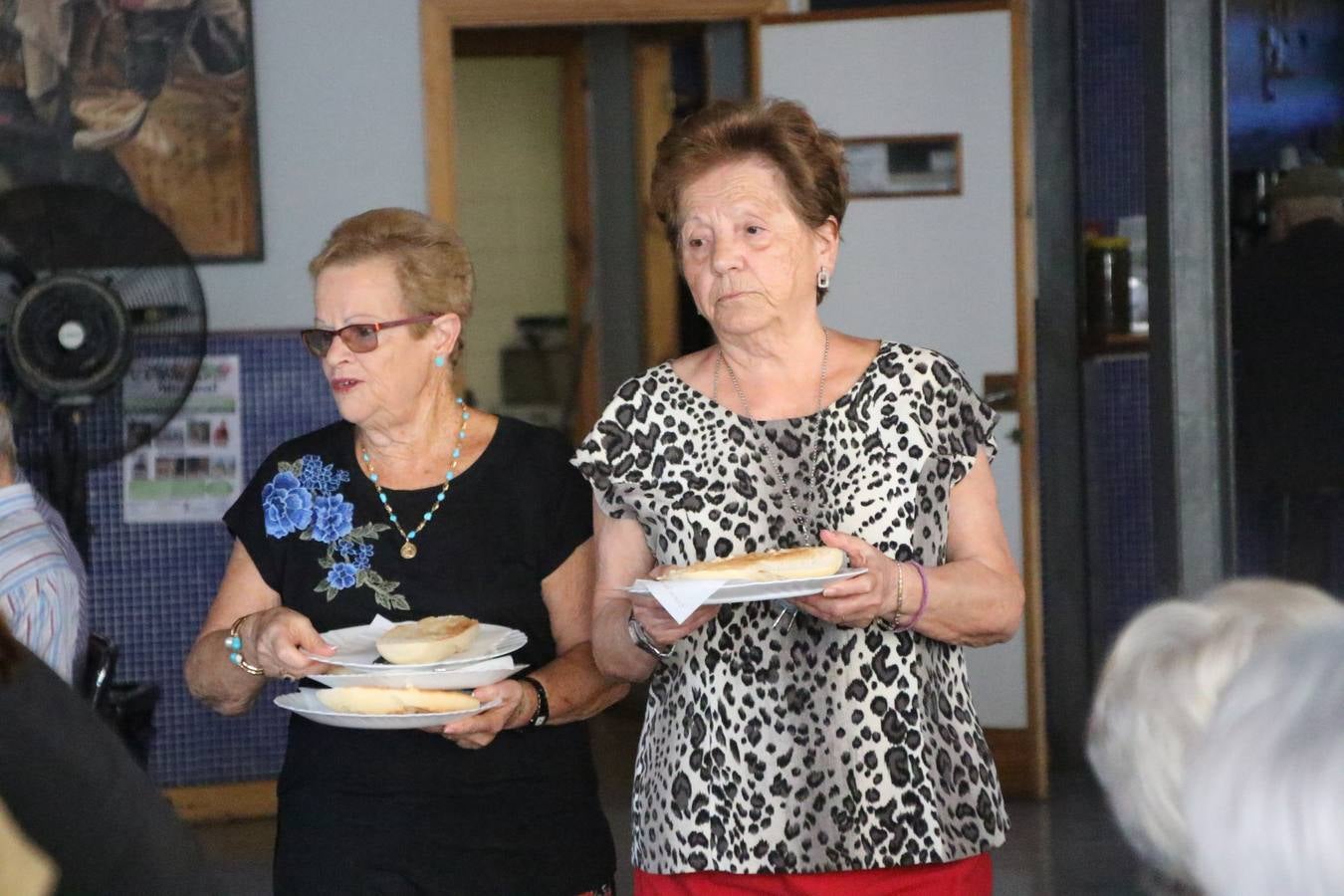Jerez de los Caballeros celebra la 'Semana del Mayor' con un amplio programa de actividades, organizado por el Ayuntamiento del municipio con la colaboración del Hogar de Mayores 'Mari Sousa', Cruz Roja y Academia de Salvador y Rosa.El Hogar de Mayores 'Mari Sousa' se convertirá, así, en escenario de talleres, charlas, actividades lúdicas y para la salud. Las citadas actividades han dado comienzo, esta mañana, con la celebración de un desayuno saludable.