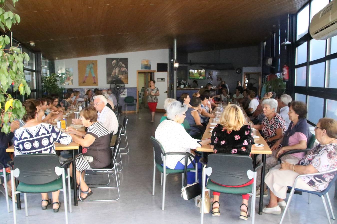 Jerez de los Caballeros celebra la 'Semana del Mayor' con un amplio programa de actividades, organizado por el Ayuntamiento del municipio con la colaboración del Hogar de Mayores 'Mari Sousa', Cruz Roja y Academia de Salvador y Rosa.El Hogar de Mayores 'Mari Sousa' se convertirá, así, en escenario de talleres, charlas, actividades lúdicas y para la salud. Las citadas actividades han dado comienzo, esta mañana, con la celebración de un desayuno saludable.