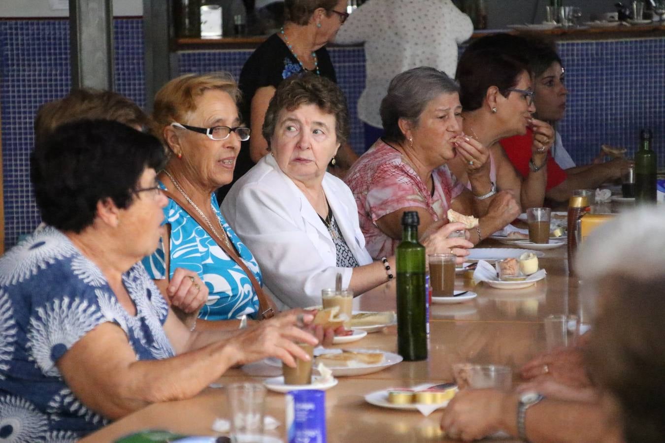Jerez de los Caballeros celebra la 'Semana del Mayor' con un amplio programa de actividades, organizado por el Ayuntamiento del municipio con la colaboración del Hogar de Mayores 'Mari Sousa', Cruz Roja y Academia de Salvador y Rosa.El Hogar de Mayores 'Mari Sousa' se convertirá, así, en escenario de talleres, charlas, actividades lúdicas y para la salud. Las citadas actividades han dado comienzo, esta mañana, con la celebración de un desayuno saludable.
