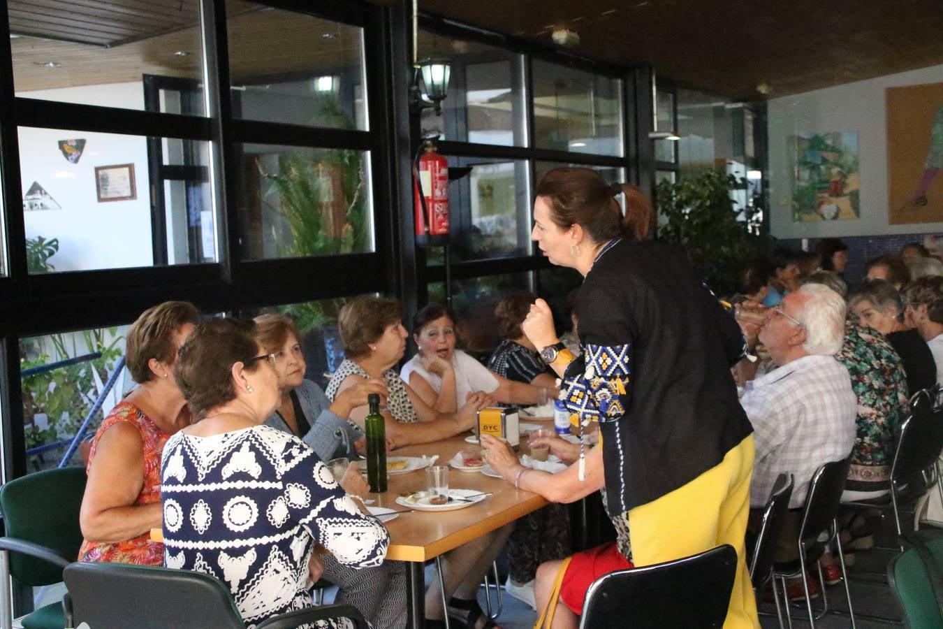 Jerez de los Caballeros celebra la 'Semana del Mayor' con un amplio programa de actividades, organizado por el Ayuntamiento del municipio con la colaboración del Hogar de Mayores 'Mari Sousa', Cruz Roja y Academia de Salvador y Rosa.El Hogar de Mayores 'Mari Sousa' se convertirá, así, en escenario de talleres, charlas, actividades lúdicas y para la salud. Las citadas actividades han dado comienzo, esta mañana, con la celebración de un desayuno saludable.