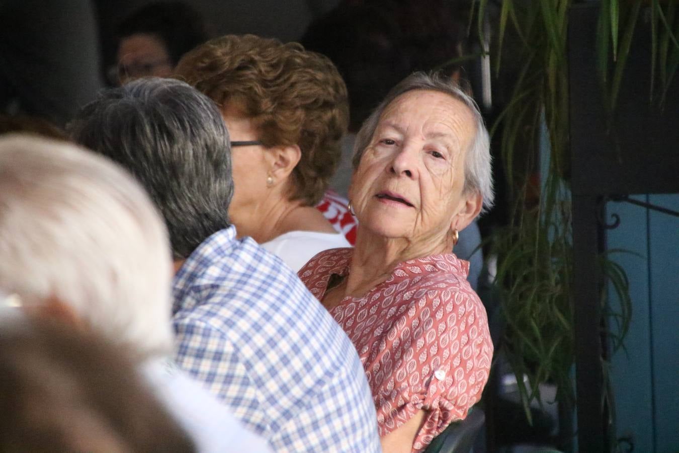 Jerez de los Caballeros celebra la 'Semana del Mayor' con un amplio programa de actividades, organizado por el Ayuntamiento del municipio con la colaboración del Hogar de Mayores 'Mari Sousa', Cruz Roja y Academia de Salvador y Rosa.El Hogar de Mayores 'Mari Sousa' se convertirá, así, en escenario de talleres, charlas, actividades lúdicas y para la salud. Las citadas actividades han dado comienzo, esta mañana, con la celebración de un desayuno saludable.