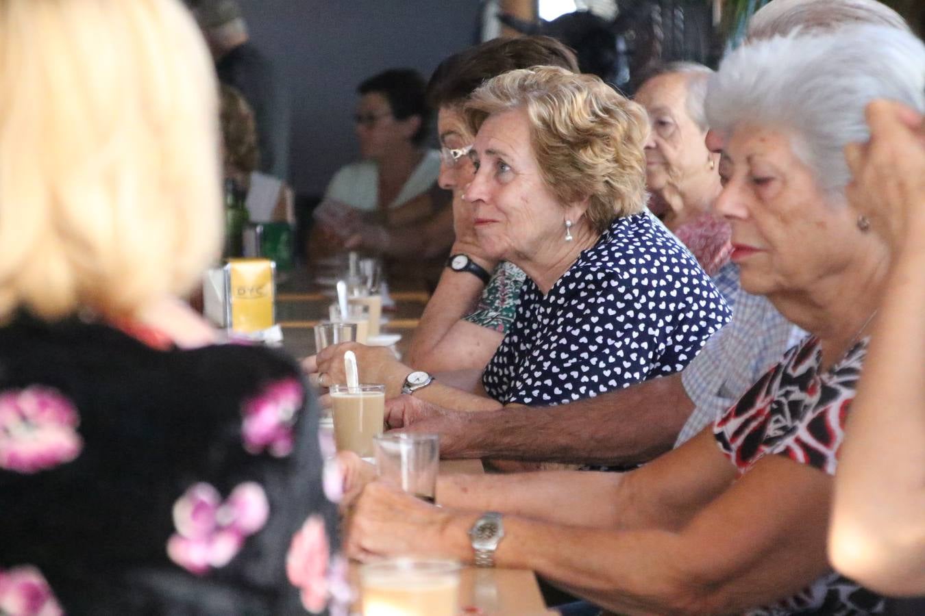 Jerez de los Caballeros celebra la 'Semana del Mayor' con un amplio programa de actividades, organizado por el Ayuntamiento del municipio con la colaboración del Hogar de Mayores 'Mari Sousa', Cruz Roja y Academia de Salvador y Rosa.El Hogar de Mayores 'Mari Sousa' se convertirá, así, en escenario de talleres, charlas, actividades lúdicas y para la salud. Las citadas actividades han dado comienzo, esta mañana, con la celebración de un desayuno saludable.