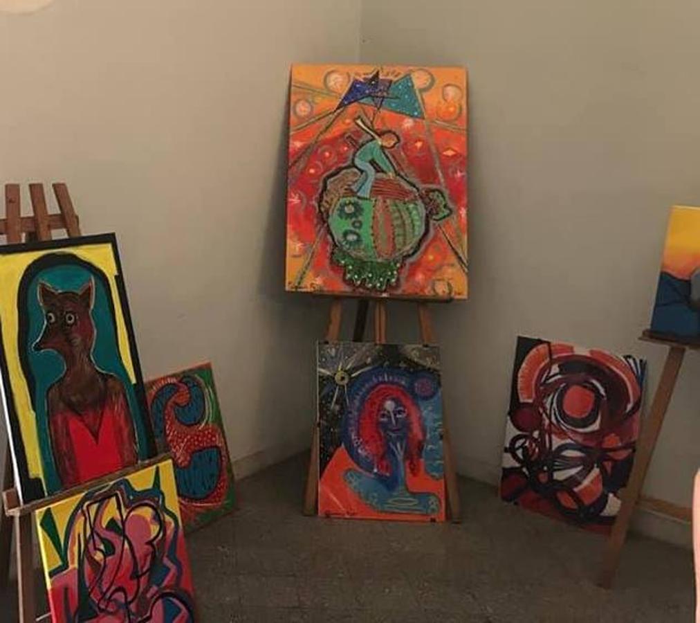 Charlas, exposiciones, un taller de Pilates, una exposición de pintura, testimonios, la realización de un mural..., fueron algunas de las actividades que ayer centraron las Jornadas de sensibilización organizadas por la Fundación Sorapán de Rieros con motivo del Día Mundial de la Salud Mental.La iniciativa tuvo como escenarios el auditorio del Conventual San Agustín y el Espacio para la Creación Joven. El encuentro comenzó por la mañana con un acto inaugural en el que Anabel Gallardo, técnica de la Fundación Sorapán de Rieros en Jerez de los Caballeros, agradeció el apoyo del Ayuntamiento de esta ciudad, la presencia de autoridades y la participación de profesores y alumnos de los Institutos 'Ramón Carande' y 'El Pomar'. En la primera parte de las Jornadas, María Iglesias, orientadora de la Fundación explicó la labor y programas que llevan a cabo en Extremadura, dando paso a la proyección de varios cortometrajes. El propósito principal de las actividades fue el de sensibilizar a la sociedad en la necesidad de eliminar prejuicios en torno a la enfermedad mental, trabajar en la normalización y en la igualdad de oportunidades a la hora de compartir espacios y tiempos.