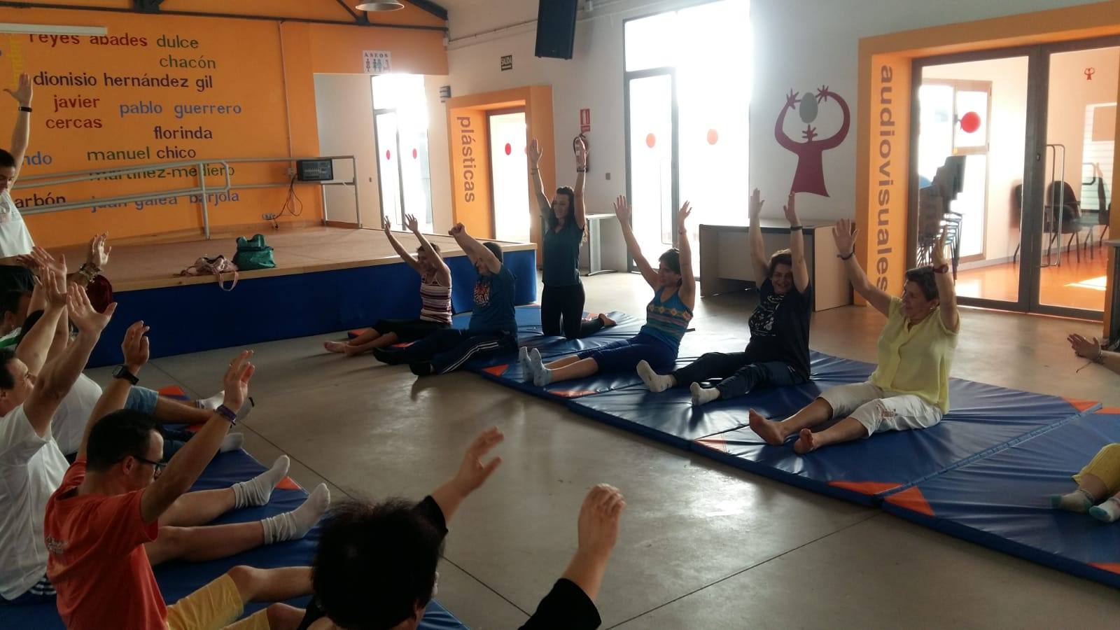 Charlas, exposiciones, un taller de Pilates, una exposición de pintura, testimonios, la realización de un mural..., fueron algunas de las actividades que ayer centraron las Jornadas de sensibilización organizadas por la Fundación Sorapán de Rieros con motivo del Día Mundial de la Salud Mental.La iniciativa tuvo como escenarios el auditorio del Conventual San Agustín y el Espacio para la Creación Joven. El encuentro comenzó por la mañana con un acto inaugural en el que Anabel Gallardo, técnica de la Fundación Sorapán de Rieros en Jerez de los Caballeros, agradeció el apoyo del Ayuntamiento de esta ciudad, la presencia de autoridades y la participación de profesores y alumnos de los Institutos 'Ramón Carande' y 'El Pomar'. En la primera parte de las Jornadas, María Iglesias, orientadora de la Fundación explicó la labor y programas que llevan a cabo en Extremadura, dando paso a la proyección de varios cortometrajes. El propósito principal de las actividades fue el de sensibilizar a la sociedad en la necesidad de eliminar prejuicios en torno a la enfermedad mental, trabajar en la normalización y en la igualdad de oportunidades a la hora de compartir espacios y tiempos.