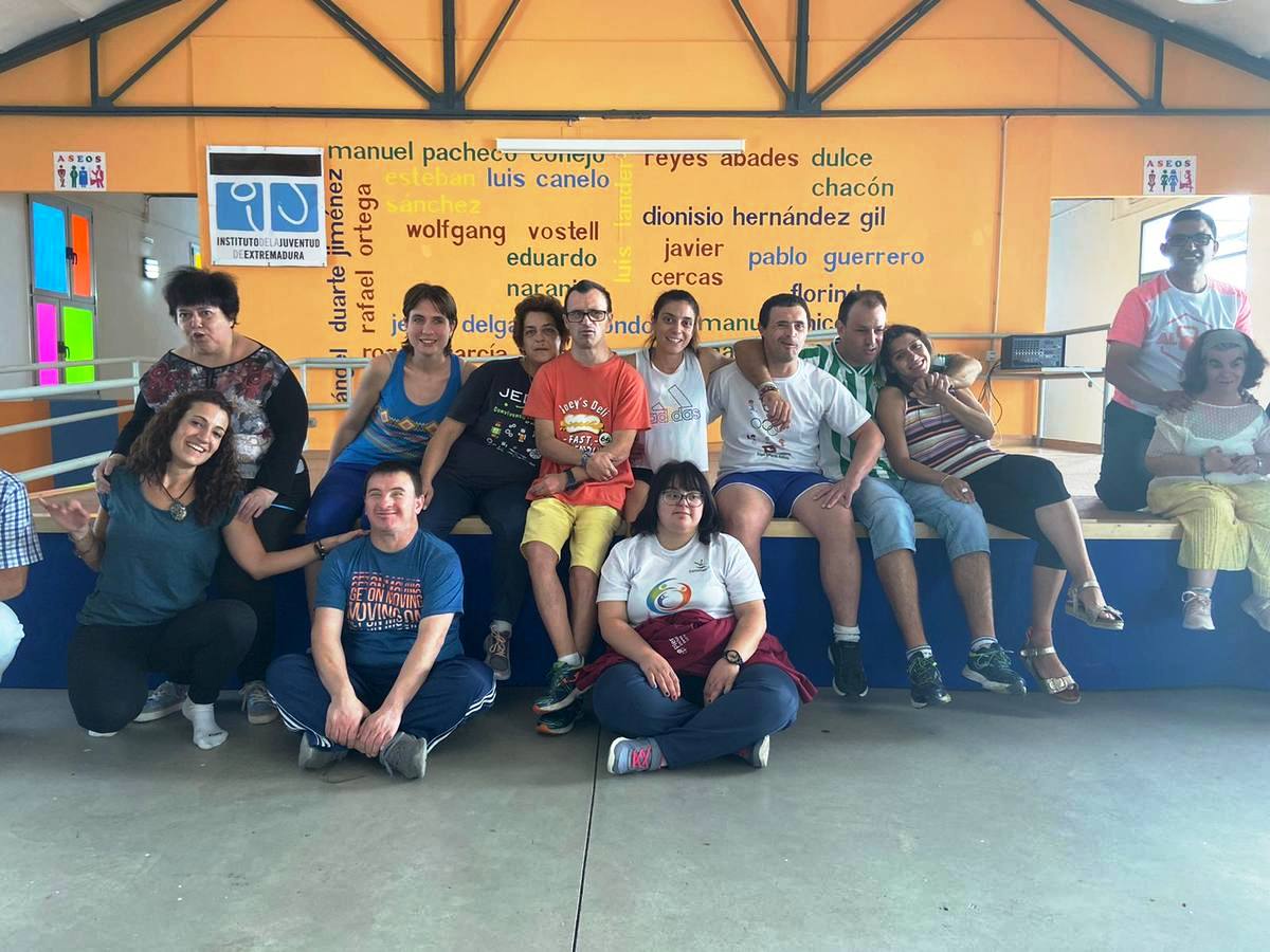 Charlas, exposiciones, un taller de Pilates, una exposición de pintura, testimonios, la realización de un mural..., fueron algunas de las actividades que ayer centraron las Jornadas de sensibilización organizadas por la Fundación Sorapán de Rieros con motivo del Día Mundial de la Salud Mental.La iniciativa tuvo como escenarios el auditorio del Conventual San Agustín y el Espacio para la Creación Joven. El encuentro comenzó por la mañana con un acto inaugural en el que Anabel Gallardo, técnica de la Fundación Sorapán de Rieros en Jerez de los Caballeros, agradeció el apoyo del Ayuntamiento de esta ciudad, la presencia de autoridades y la participación de profesores y alumnos de los Institutos 'Ramón Carande' y 'El Pomar'. En la primera parte de las Jornadas, María Iglesias, orientadora de la Fundación explicó la labor y programas que llevan a cabo en Extremadura, dando paso a la proyección de varios cortometrajes. El propósito principal de las actividades fue el de sensibilizar a la sociedad en la necesidad de eliminar prejuicios en torno a la enfermedad mental, trabajar en la normalización y en la igualdad de oportunidades a la hora de compartir espacios y tiempos.