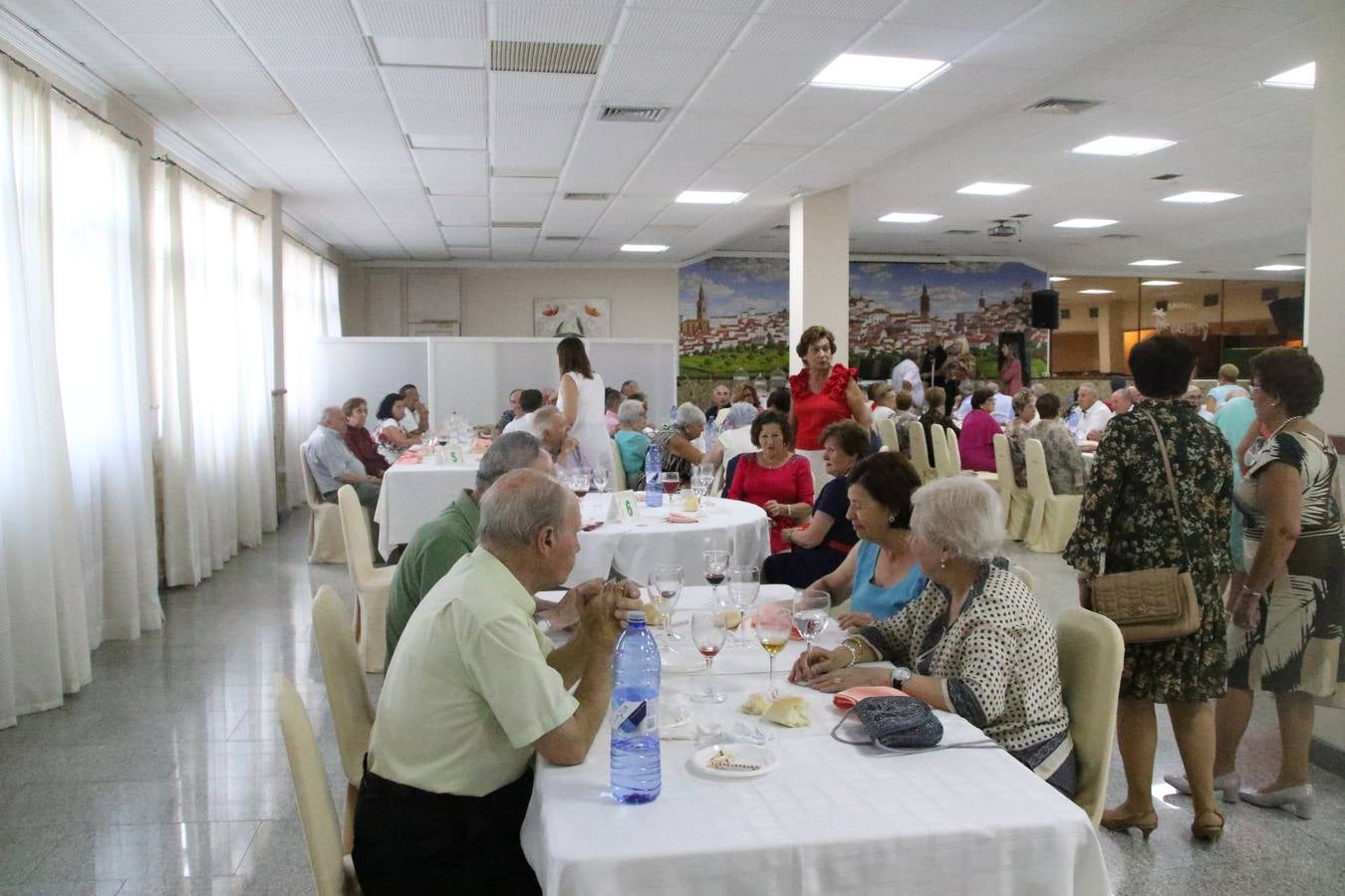 El Hogar de Mayores 'Mari Sousa' de Jerez de los Caballeros celebró, ayer, su XVII Aniversario con una comida y convivencia en el hotel restaurante 'Oasis'. La cita sirvió de marco para homenajear a 7 parejas que, este año, celebran sus bodas de oro.