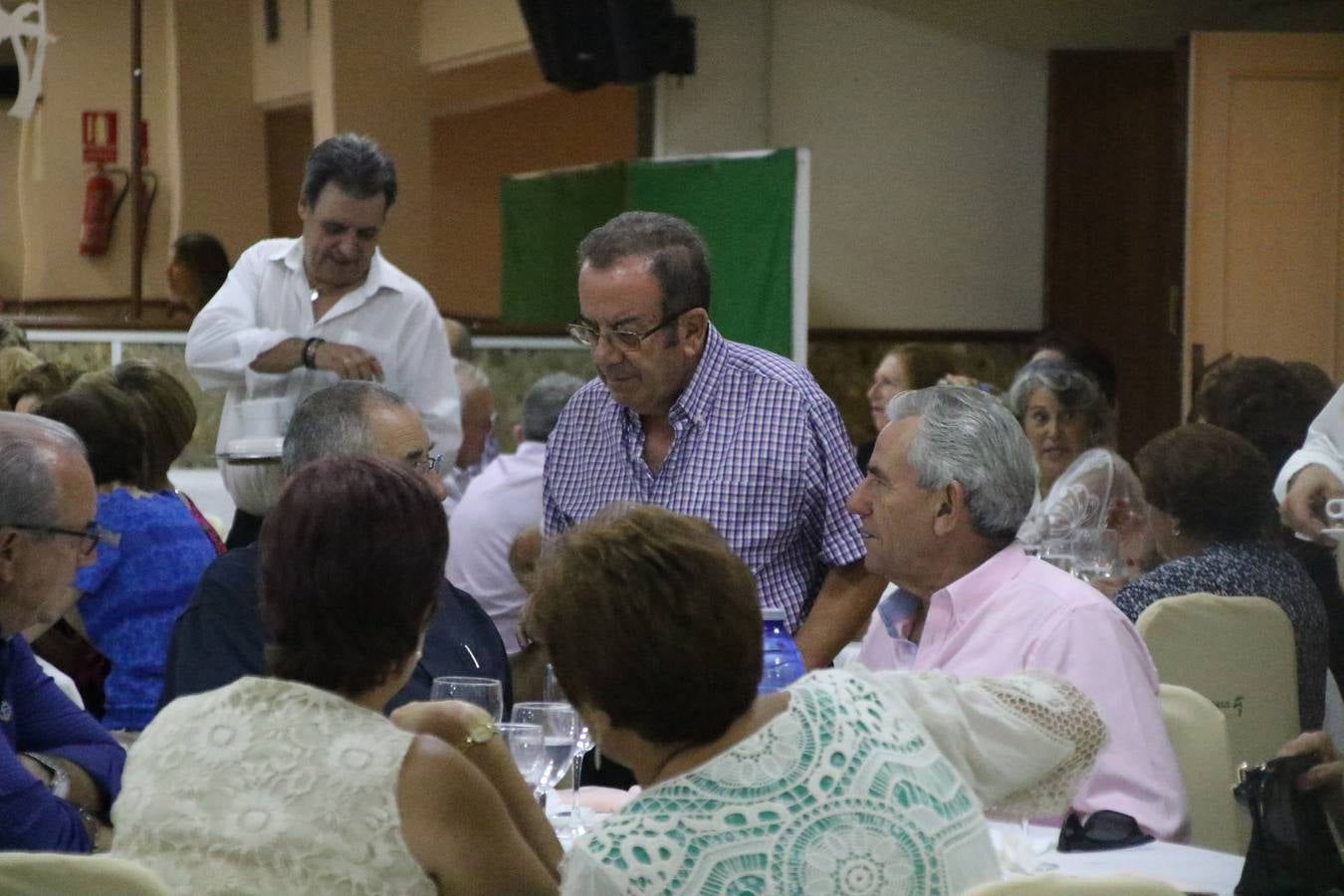 El Hogar de Mayores 'Mari Sousa' de Jerez de los Caballeros celebró, ayer, su XVII Aniversario con una comida y convivencia en el hotel restaurante 'Oasis'. La cita sirvió de marco para homenajear a 7 parejas que, este año, celebran sus bodas de oro.
