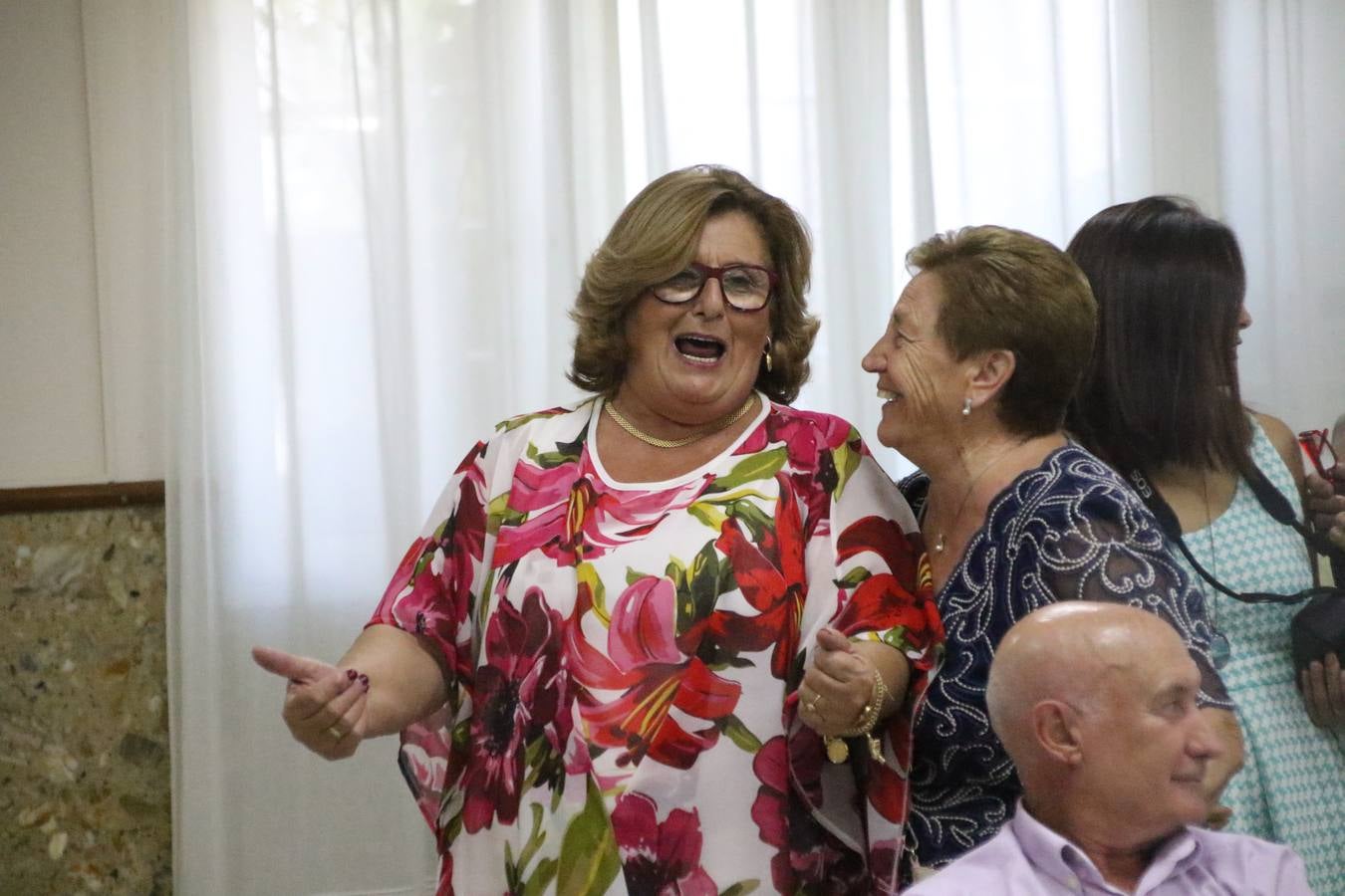 El Hogar de Mayores 'Mari Sousa' de Jerez de los Caballeros celebró, ayer, su XVII Aniversario con una comida y convivencia en el hotel restaurante 'Oasis'. La cita sirvió de marco para homenajear a 7 parejas que, este año, celebran sus bodas de oro.