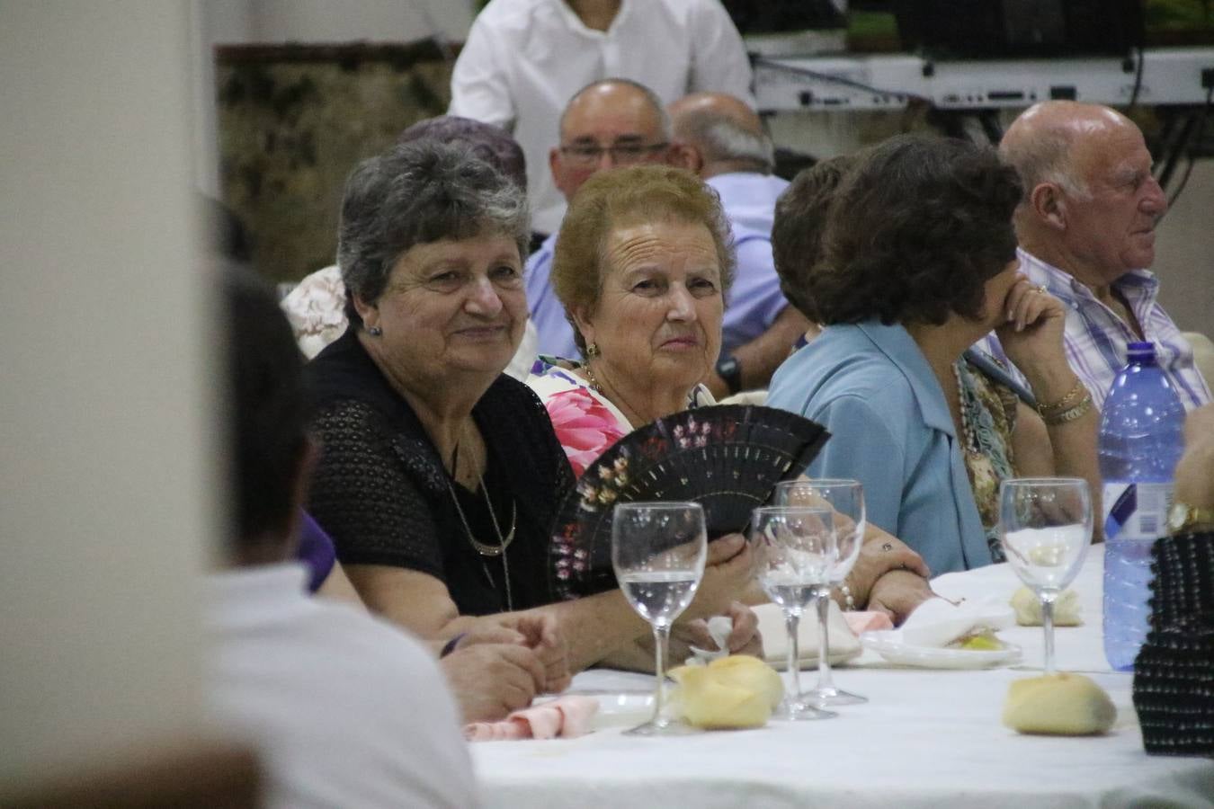 El Hogar de Mayores 'Mari Sousa' de Jerez de los Caballeros celebró, ayer, su XVII Aniversario con una comida y convivencia en el hotel restaurante 'Oasis'. La cita sirvió de marco para homenajear a 7 parejas que, este año, celebran sus bodas de oro.