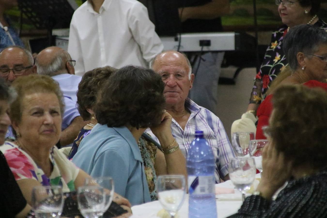 El Hogar de Mayores 'Mari Sousa' de Jerez de los Caballeros celebró, ayer, su XVII Aniversario con una comida y convivencia en el hotel restaurante 'Oasis'. La cita sirvió de marco para homenajear a 7 parejas que, este año, celebran sus bodas de oro.