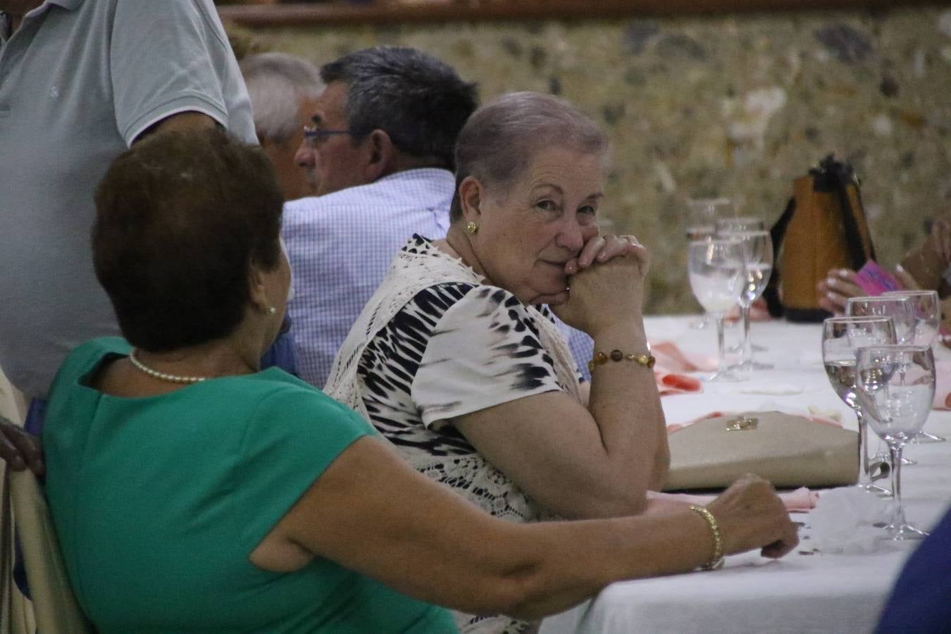 El Hogar de Mayores 'Mari Sousa' de Jerez de los Caballeros celebró, ayer, su XVII Aniversario con una comida y convivencia en el hotel restaurante 'Oasis'. La cita sirvió de marco para homenajear a 7 parejas que, este año, celebran sus bodas de oro.