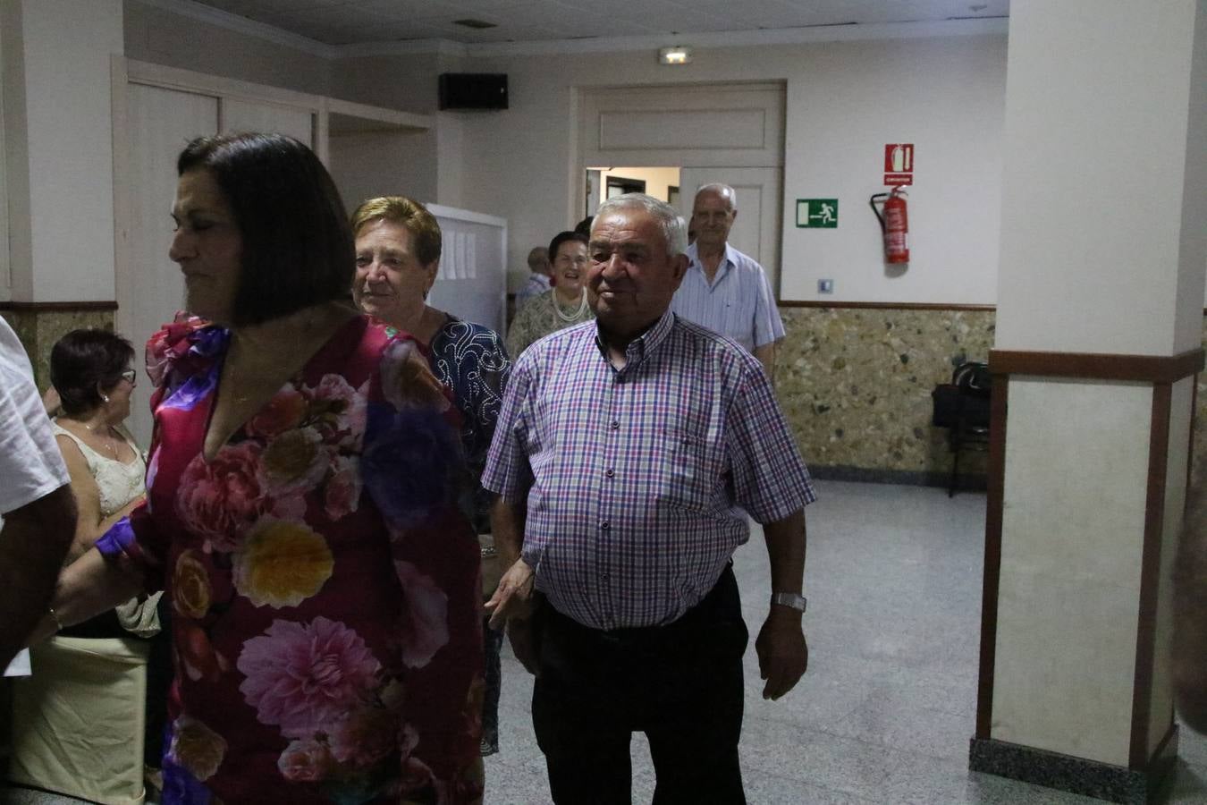 El Hogar de Mayores 'Mari Sousa' de Jerez de los Caballeros celebró, ayer, su XVII Aniversario con una comida y convivencia en el hotel restaurante 'Oasis'. La cita sirvió de marco para homenajear a 7 parejas que, este año, celebran sus bodas de oro.
