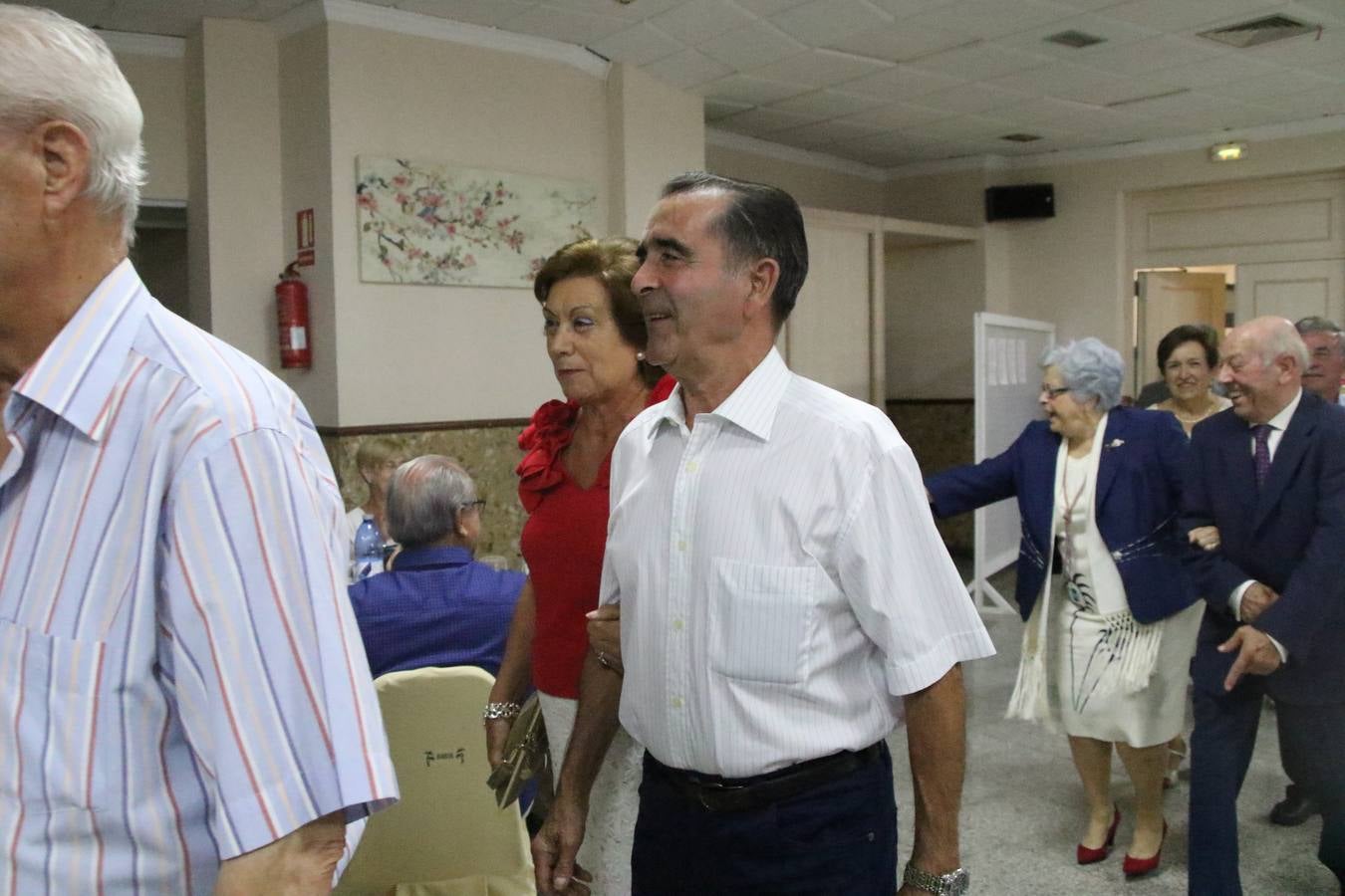 El Hogar de Mayores 'Mari Sousa' de Jerez de los Caballeros celebró, ayer, su XVII Aniversario con una comida y convivencia en el hotel restaurante 'Oasis'. La cita sirvió de marco para homenajear a 7 parejas que, este año, celebran sus bodas de oro.