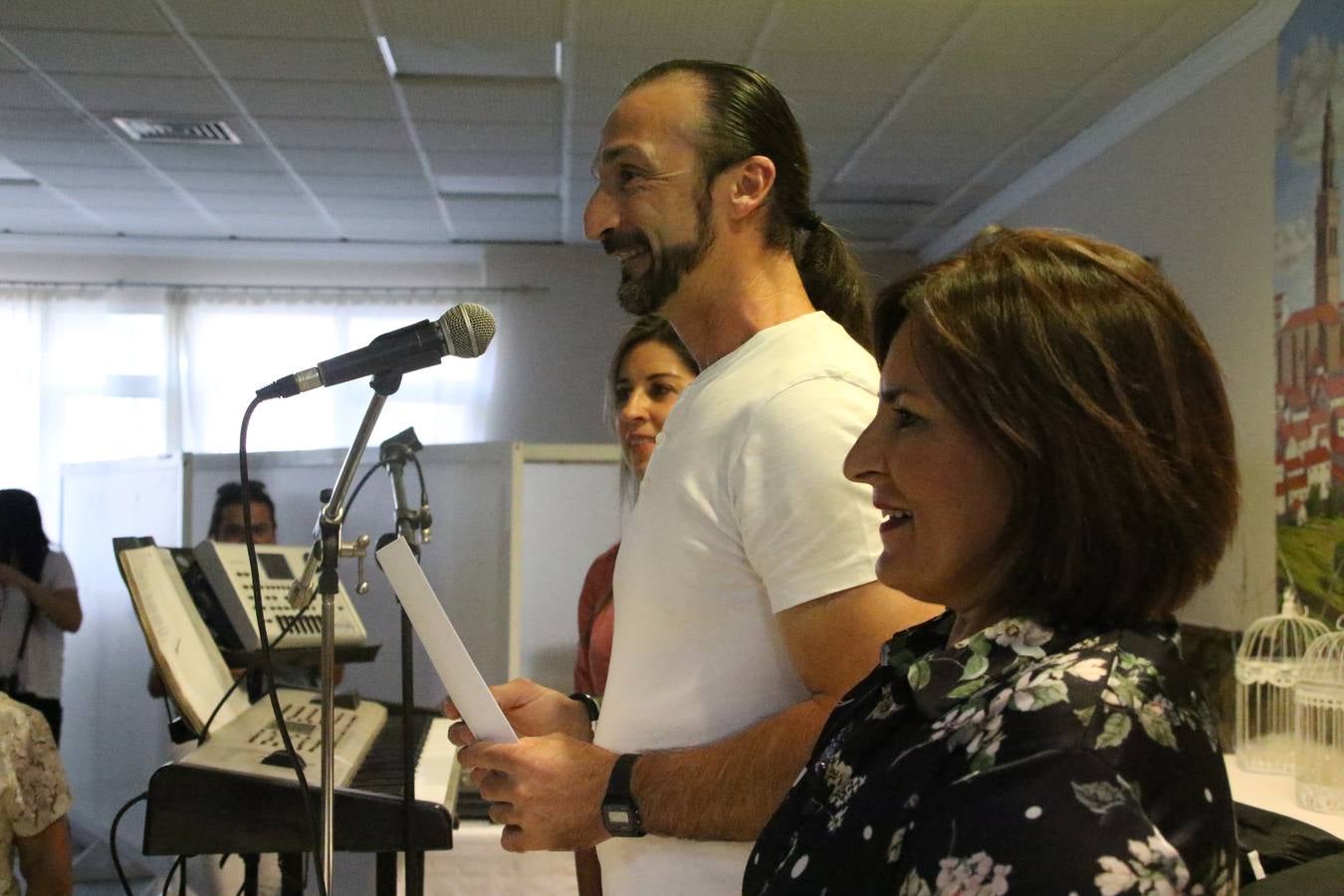 El Hogar de Mayores 'Mari Sousa' de Jerez de los Caballeros celebró, ayer, su XVII Aniversario con una comida y convivencia en el hotel restaurante 'Oasis'. La cita sirvió de marco para homenajear a 7 parejas que, este año, celebran sus bodas de oro.