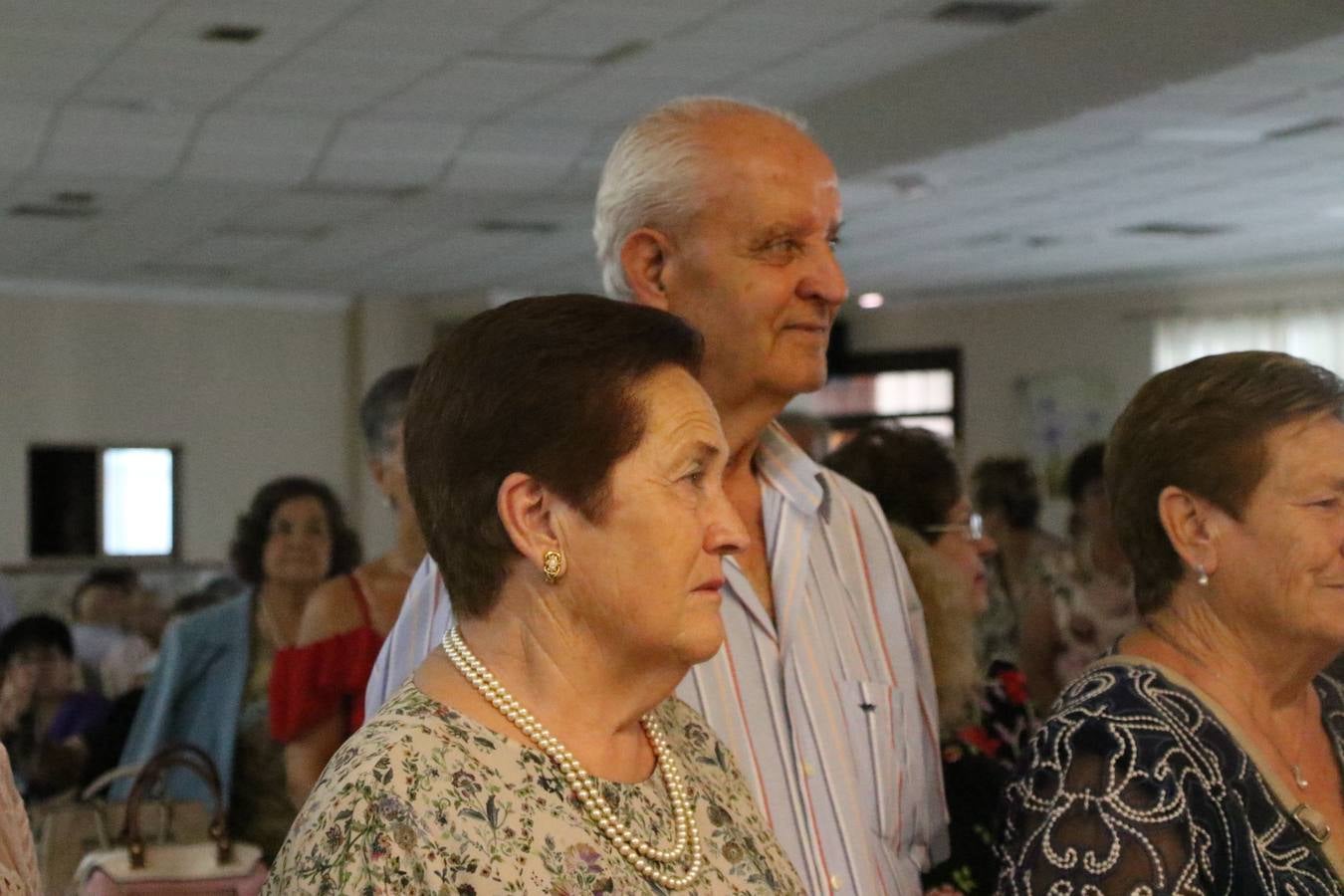 El Hogar de Mayores 'Mari Sousa' de Jerez de los Caballeros celebró, ayer, su XVII Aniversario con una comida y convivencia en el hotel restaurante 'Oasis'. La cita sirvió de marco para homenajear a 7 parejas que, este año, celebran sus bodas de oro.