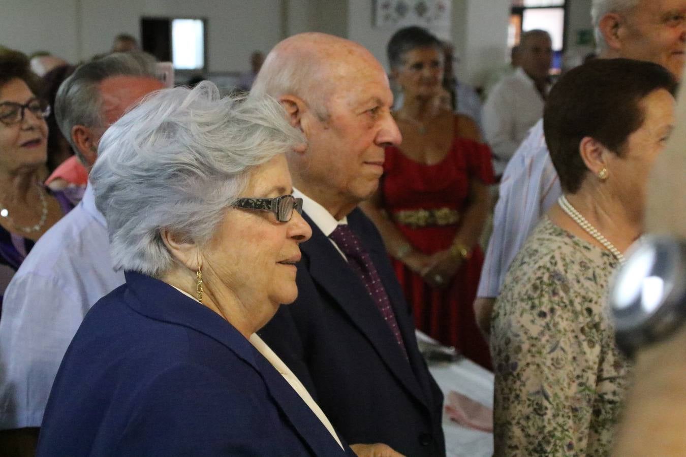 El Hogar de Mayores 'Mari Sousa' de Jerez de los Caballeros celebró, ayer, su XVII Aniversario con una comida y convivencia en el hotel restaurante 'Oasis'. La cita sirvió de marco para homenajear a 7 parejas que, este año, celebran sus bodas de oro.