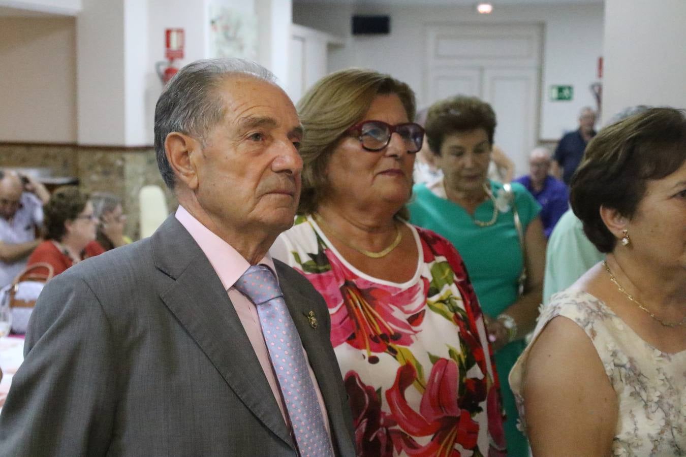 El Hogar de Mayores 'Mari Sousa' de Jerez de los Caballeros celebró, ayer, su XVII Aniversario con una comida y convivencia en el hotel restaurante 'Oasis'. La cita sirvió de marco para homenajear a 7 parejas que, este año, celebran sus bodas de oro.