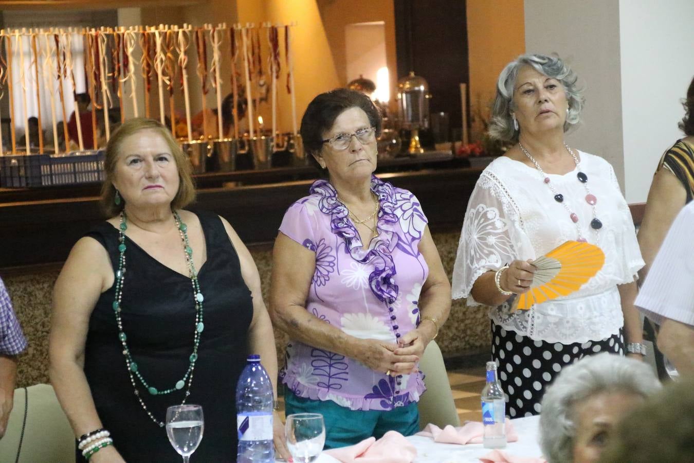 El Hogar de Mayores 'Mari Sousa' de Jerez de los Caballeros celebró, ayer, su XVII Aniversario con una comida y convivencia en el hotel restaurante 'Oasis'. La cita sirvió de marco para homenajear a 7 parejas que, este año, celebran sus bodas de oro.