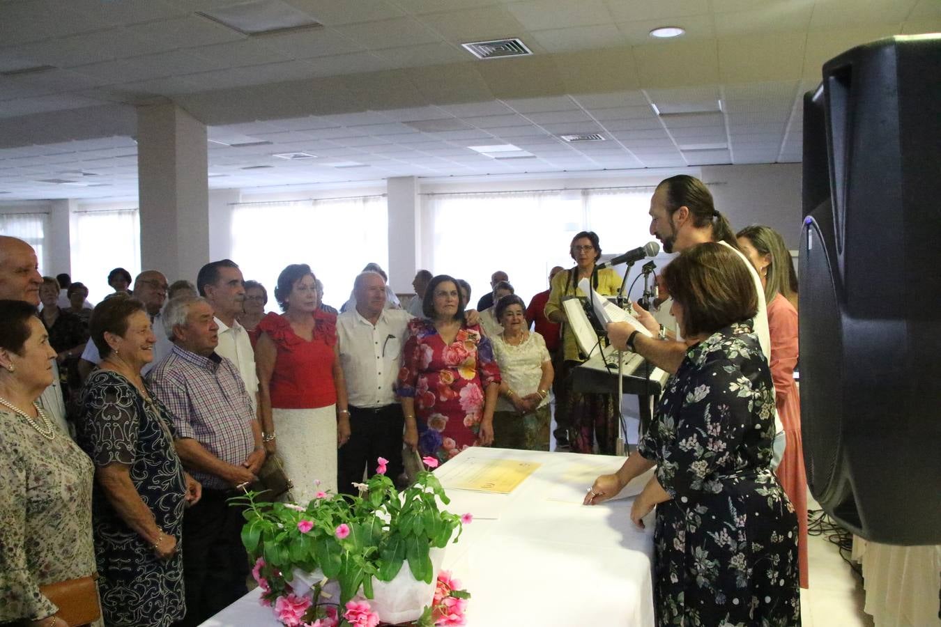 El Hogar de Mayores 'Mari Sousa' de Jerez de los Caballeros celebró, ayer, su XVII Aniversario con una comida y convivencia en el hotel restaurante 'Oasis'. La cita sirvió de marco para homenajear a 7 parejas que, este año, celebran sus bodas de oro.