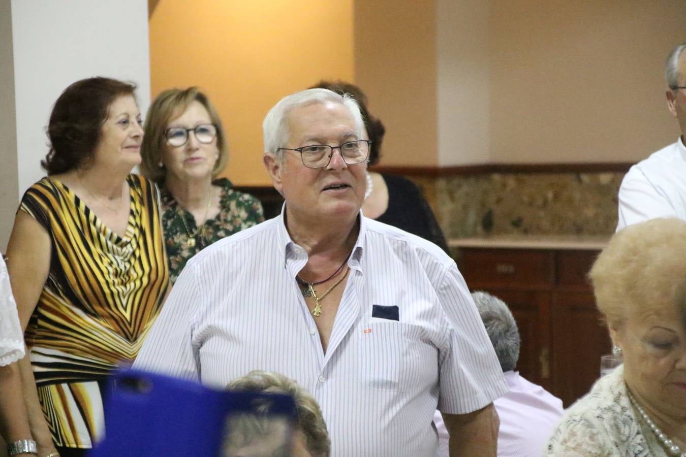 El Hogar de Mayores 'Mari Sousa' de Jerez de los Caballeros celebró, ayer, su XVII Aniversario con una comida y convivencia en el hotel restaurante 'Oasis'. La cita sirvió de marco para homenajear a 7 parejas que, este año, celebran sus bodas de oro.