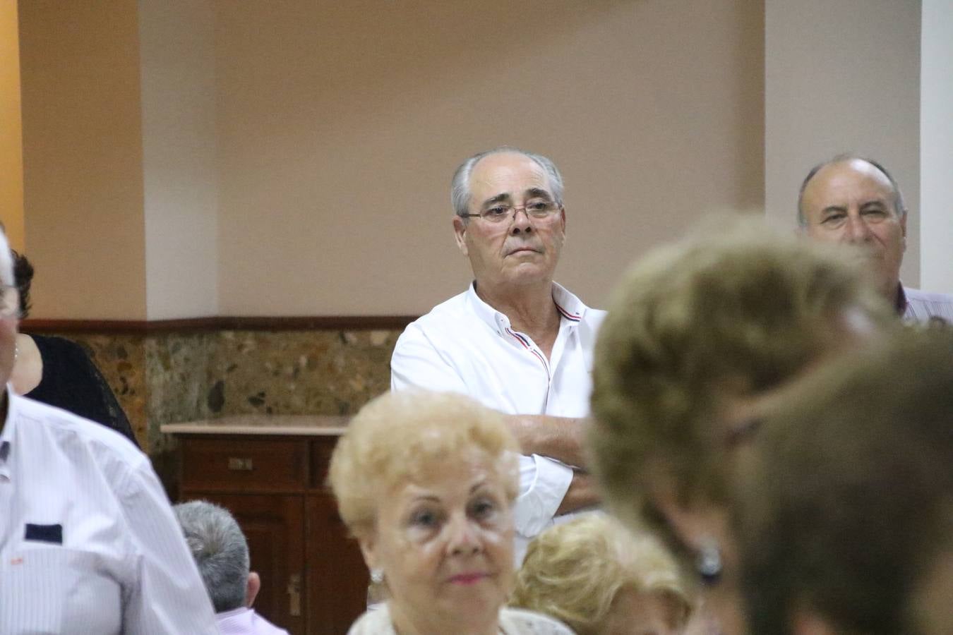 El Hogar de Mayores 'Mari Sousa' de Jerez de los Caballeros celebró, ayer, su XVII Aniversario con una comida y convivencia en el hotel restaurante 'Oasis'. La cita sirvió de marco para homenajear a 7 parejas que, este año, celebran sus bodas de oro.