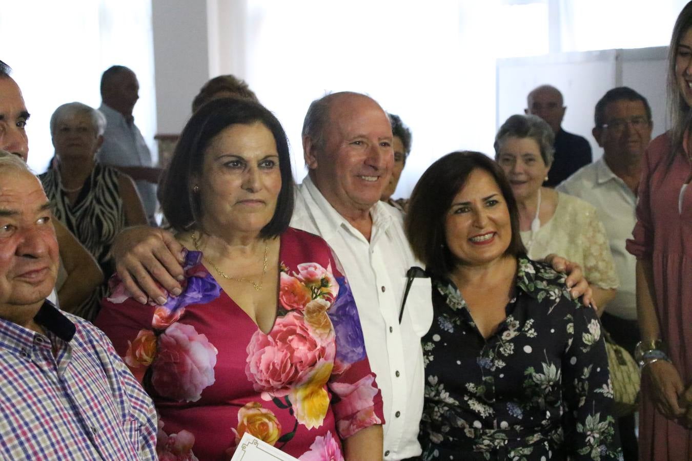 El Hogar de Mayores 'Mari Sousa' de Jerez de los Caballeros celebró, ayer, su XVII Aniversario con una comida y convivencia en el hotel restaurante 'Oasis'. La cita sirvió de marco para homenajear a 7 parejas que, este año, celebran sus bodas de oro.