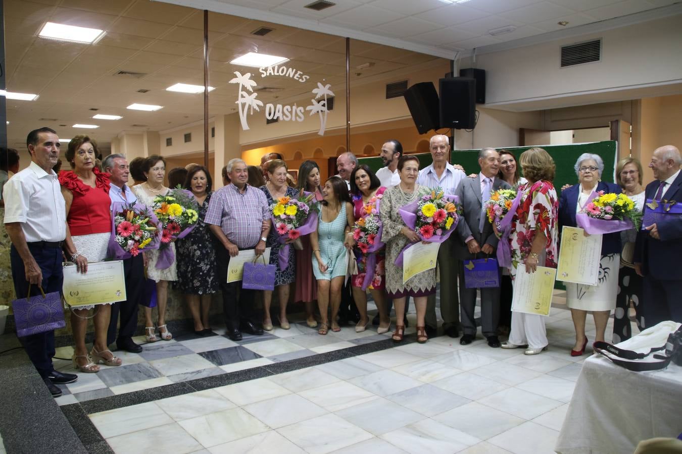 El Hogar de Mayores 'Mari Sousa' de Jerez de los Caballeros celebró, ayer, su XVII Aniversario con una comida y convivencia en el hotel restaurante 'Oasis'. La cita sirvió de marco para homenajear a 7 parejas que, este año, celebran sus bodas de oro.