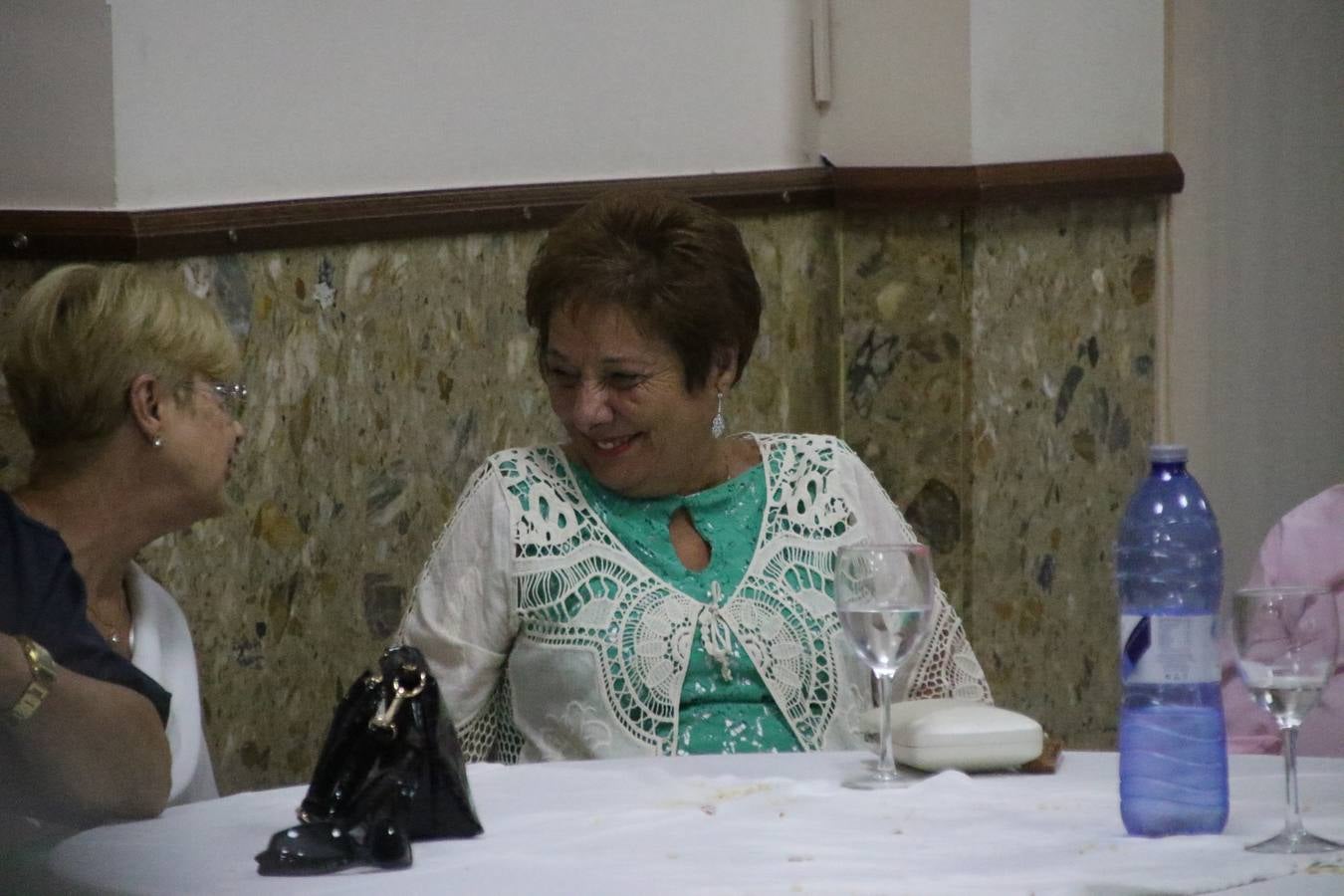 El Hogar de Mayores 'Mari Sousa' de Jerez de los Caballeros celebró, ayer, su XVII Aniversario con una comida y convivencia en el hotel restaurante 'Oasis'. La cita sirvió de marco para homenajear a 7 parejas que, este año, celebran sus bodas de oro.