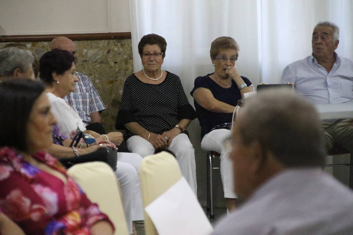 El Hogar de Mayores 'Mari Sousa' de Jerez de los Caballeros celebró, ayer, su XVII Aniversario con una comida y convivencia en el hotel restaurante 'Oasis'. La cita sirvió de marco para homenajear a 7 parejas que, este año, celebran sus bodas de oro.