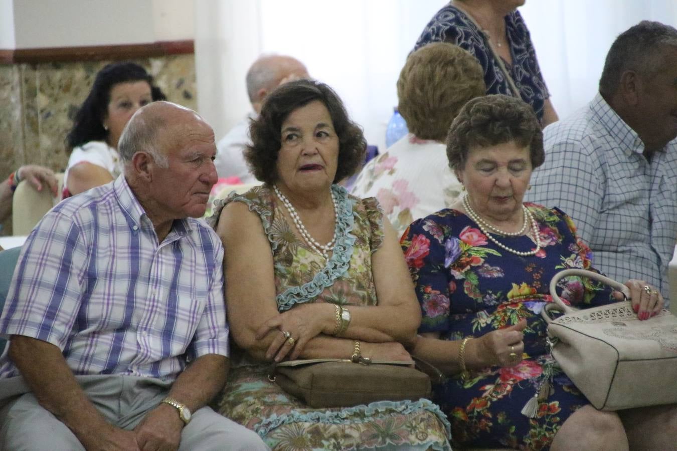 El Hogar de Mayores 'Mari Sousa' de Jerez de los Caballeros celebró, ayer, su XVII Aniversario con una comida y convivencia en el hotel restaurante 'Oasis'. La cita sirvió de marco para homenajear a 7 parejas que, este año, celebran sus bodas de oro.