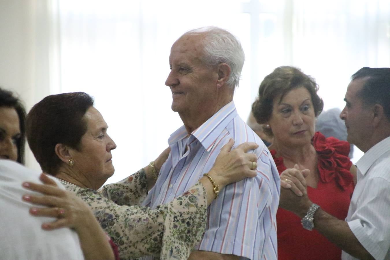 El Hogar de Mayores 'Mari Sousa' de Jerez de los Caballeros celebró, ayer, su XVII Aniversario con una comida y convivencia en el hotel restaurante 'Oasis'. La cita sirvió de marco para homenajear a 7 parejas que, este año, celebran sus bodas de oro.