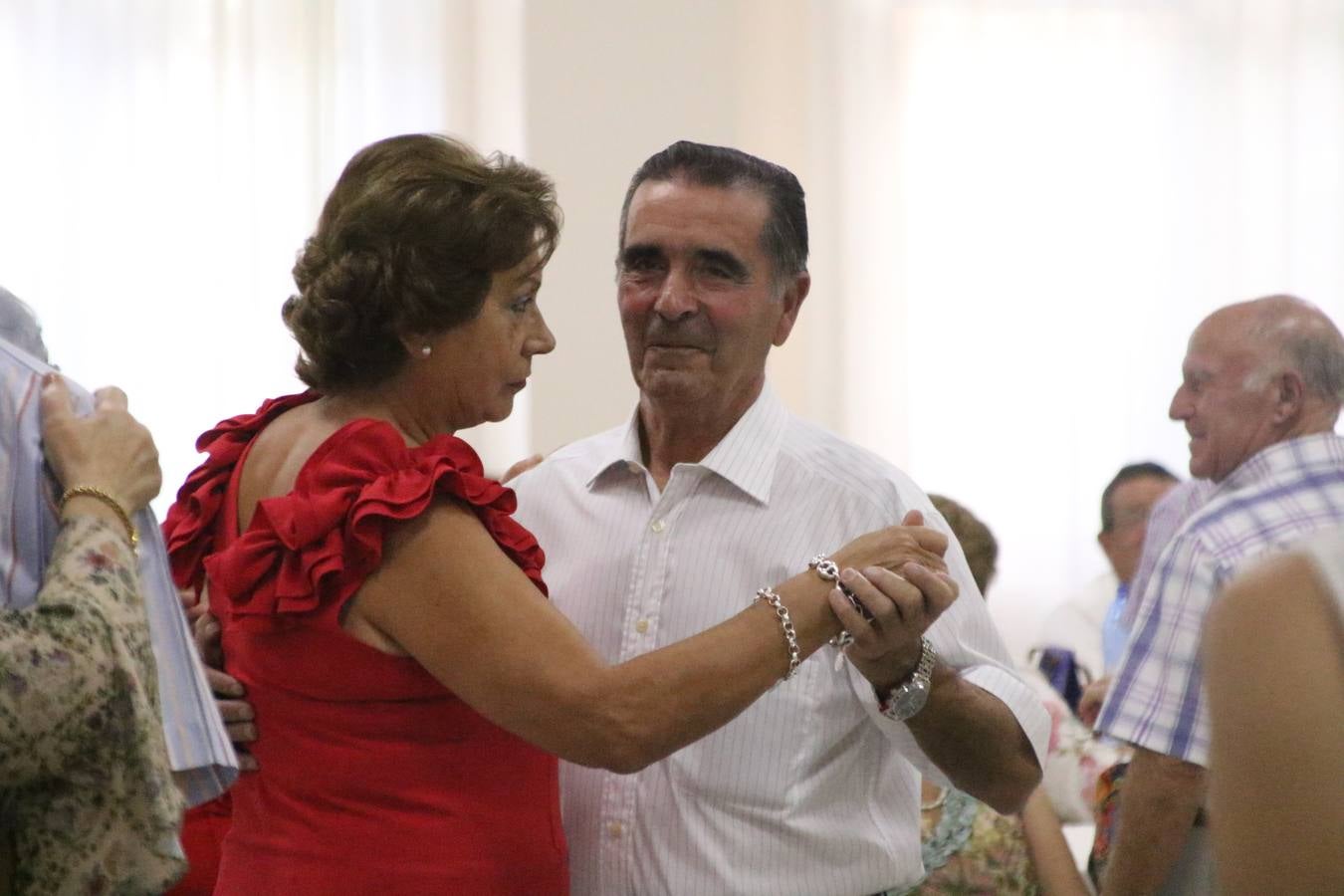 El Hogar de Mayores 'Mari Sousa' de Jerez de los Caballeros celebró, ayer, su XVII Aniversario con una comida y convivencia en el hotel restaurante 'Oasis'. La cita sirvió de marco para homenajear a 7 parejas que, este año, celebran sus bodas de oro.
