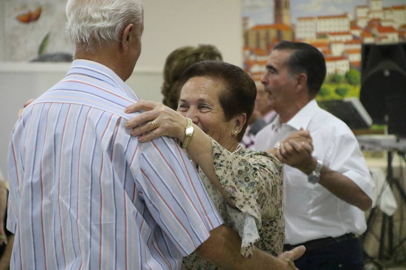 El Hogar de Mayores 'Mari Sousa' de Jerez de los Caballeros celebró, ayer, su XVII Aniversario con una comida y convivencia en el hotel restaurante 'Oasis'. La cita sirvió de marco para homenajear a 7 parejas que, este año, celebran sus bodas de oro.