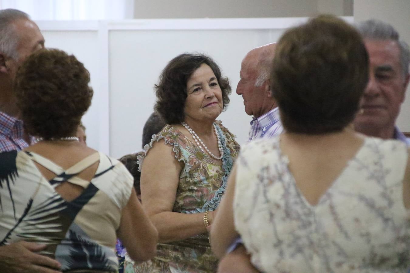 El Hogar de Mayores 'Mari Sousa' de Jerez de los Caballeros celebró, ayer, su XVII Aniversario con una comida y convivencia en el hotel restaurante 'Oasis'. La cita sirvió de marco para homenajear a 7 parejas que, este año, celebran sus bodas de oro.