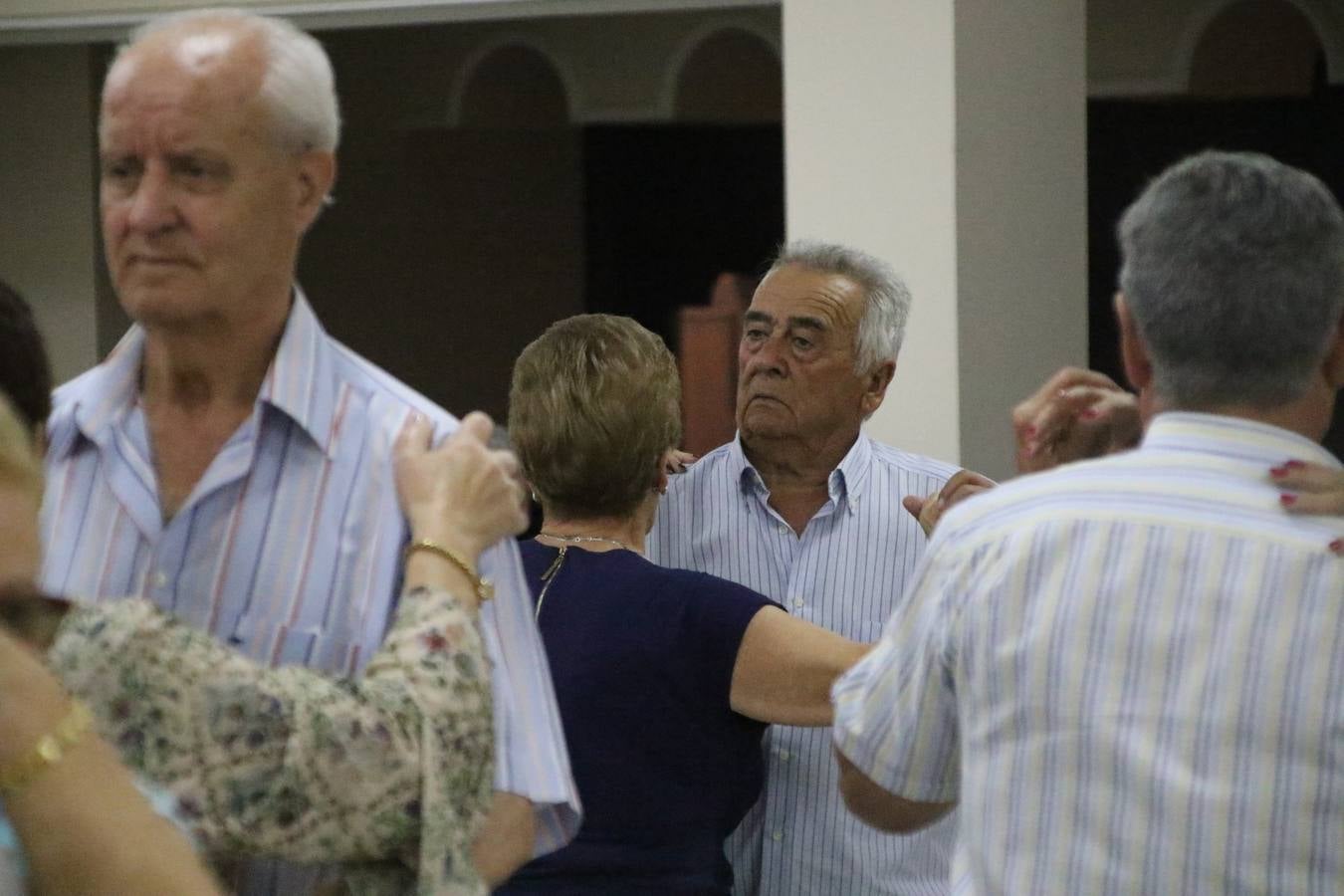 El Hogar de Mayores 'Mari Sousa' de Jerez de los Caballeros celebró, ayer, su XVII Aniversario con una comida y convivencia en el hotel restaurante 'Oasis'. La cita sirvió de marco para homenajear a 7 parejas que, este año, celebran sus bodas de oro.