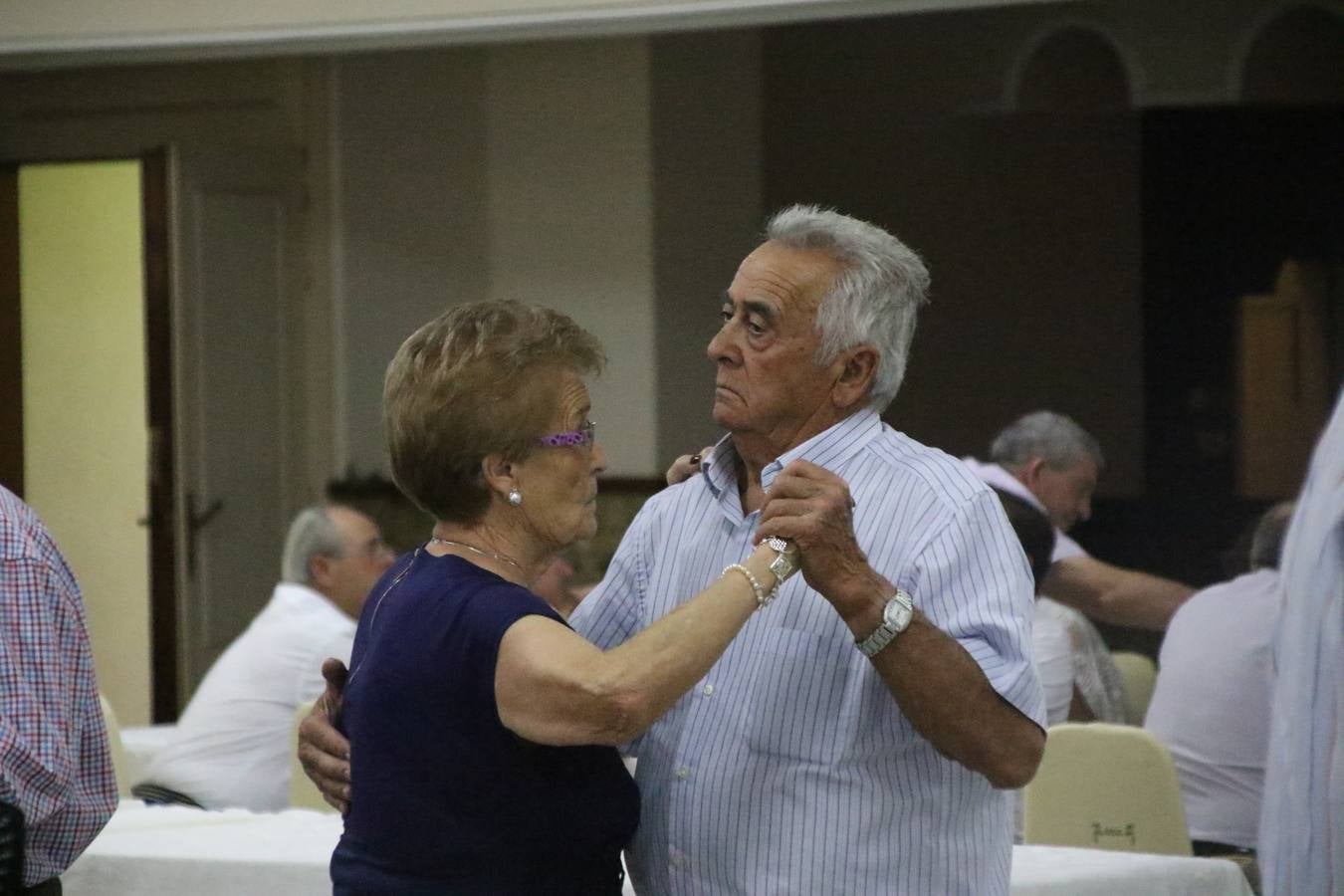 El Hogar de Mayores 'Mari Sousa' de Jerez de los Caballeros celebró, ayer, su XVII Aniversario con una comida y convivencia en el hotel restaurante 'Oasis'. La cita sirvió de marco para homenajear a 7 parejas que, este año, celebran sus bodas de oro.