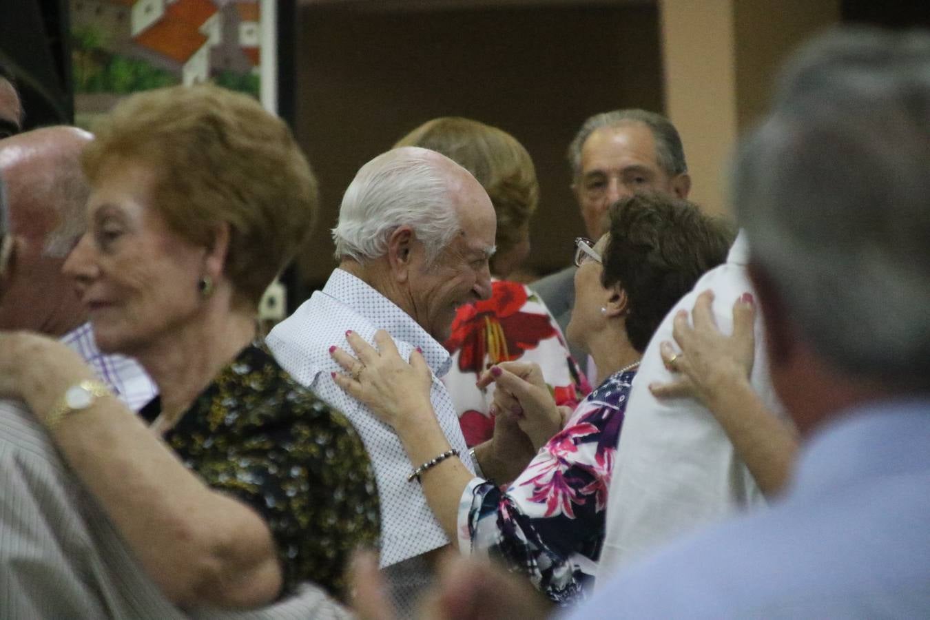 El Hogar de Mayores 'Mari Sousa' de Jerez de los Caballeros celebró, ayer, su XVII Aniversario con una comida y convivencia en el hotel restaurante 'Oasis'. La cita sirvió de marco para homenajear a 7 parejas que, este año, celebran sus bodas de oro.