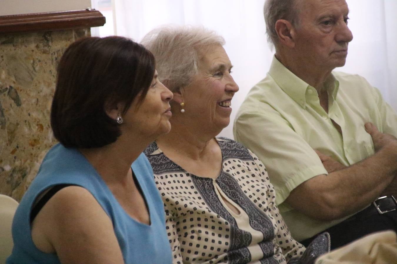 El Hogar de Mayores 'Mari Sousa' de Jerez de los Caballeros celebró, ayer, su XVII Aniversario con una comida y convivencia en el hotel restaurante 'Oasis'. La cita sirvió de marco para homenajear a 7 parejas que, este año, celebran sus bodas de oro.